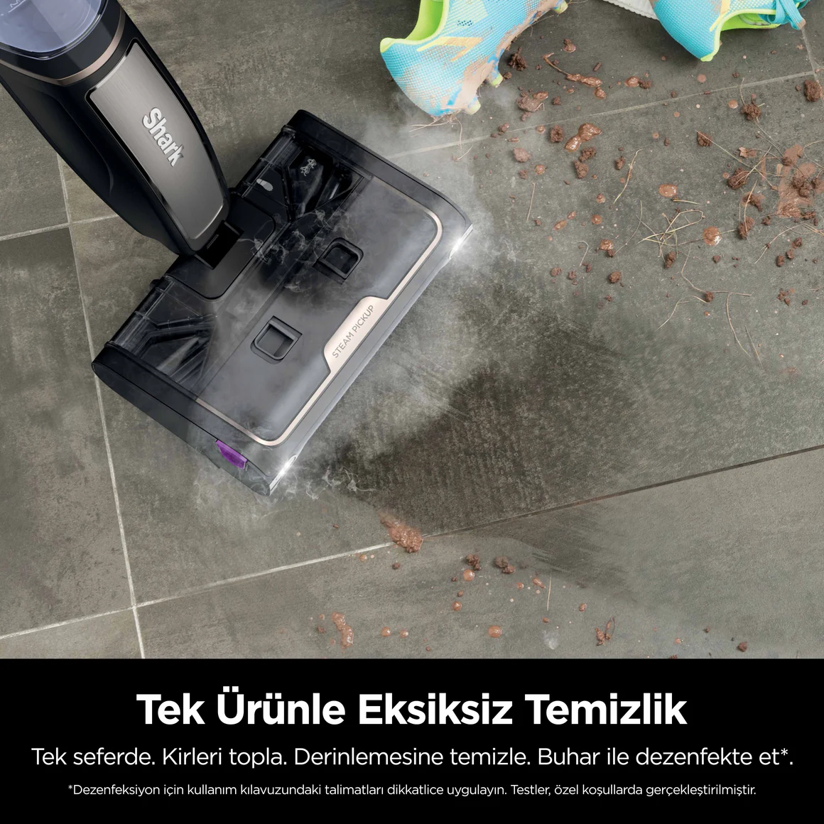 Siyah bir Shark elektrikli süpürge fayans üzerinde, buhar yükseliyor, arka planda ayakkabılar.