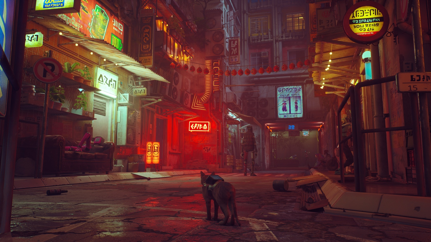 Chat dans une ruelle éclairée au néon. Les lumières et enseignes rouges dominent. Bâtiments avec enseignes et climatiseurs. Un robot se tient au loin.
