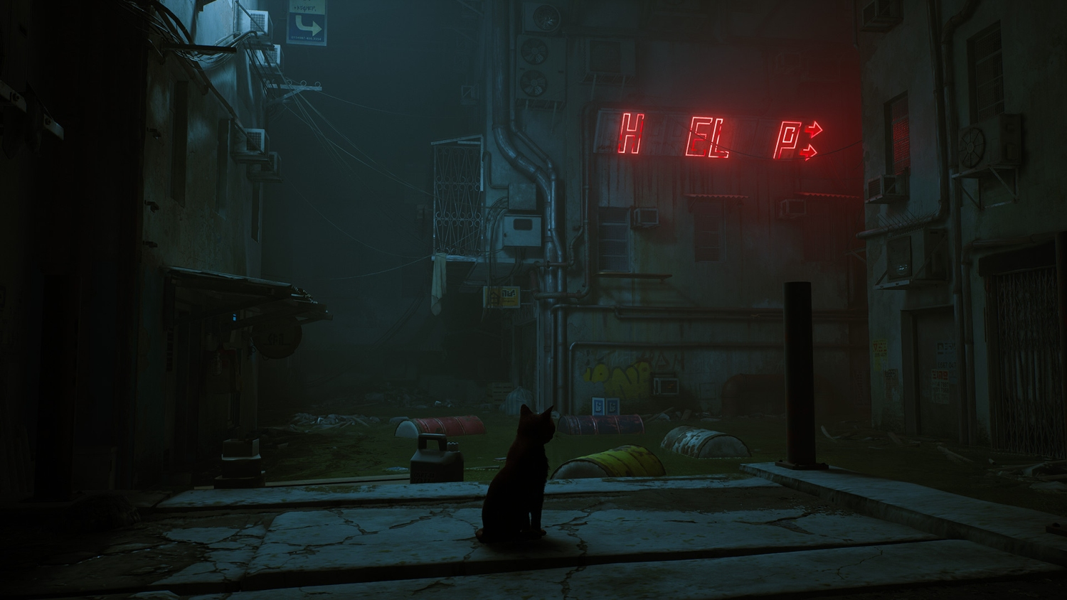 Un chat noir assis dans une ruelle sombre. Une enseigne au néon indique «AIDE». La scène est faiblement éclairée et industrielle.