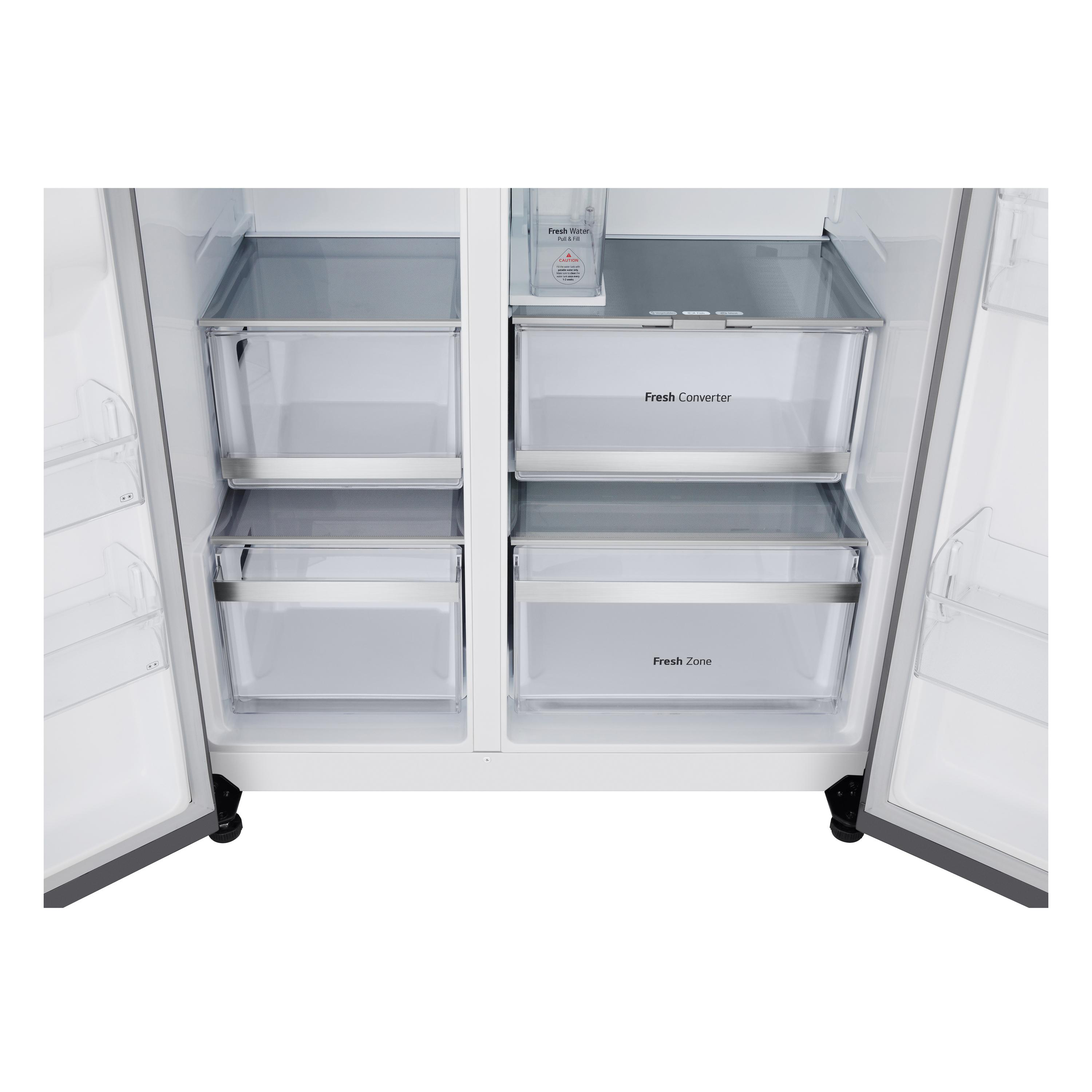 Offener Kühlschrank mit sichtbaren Schubladen und Regalen, weißer Hintergrund.