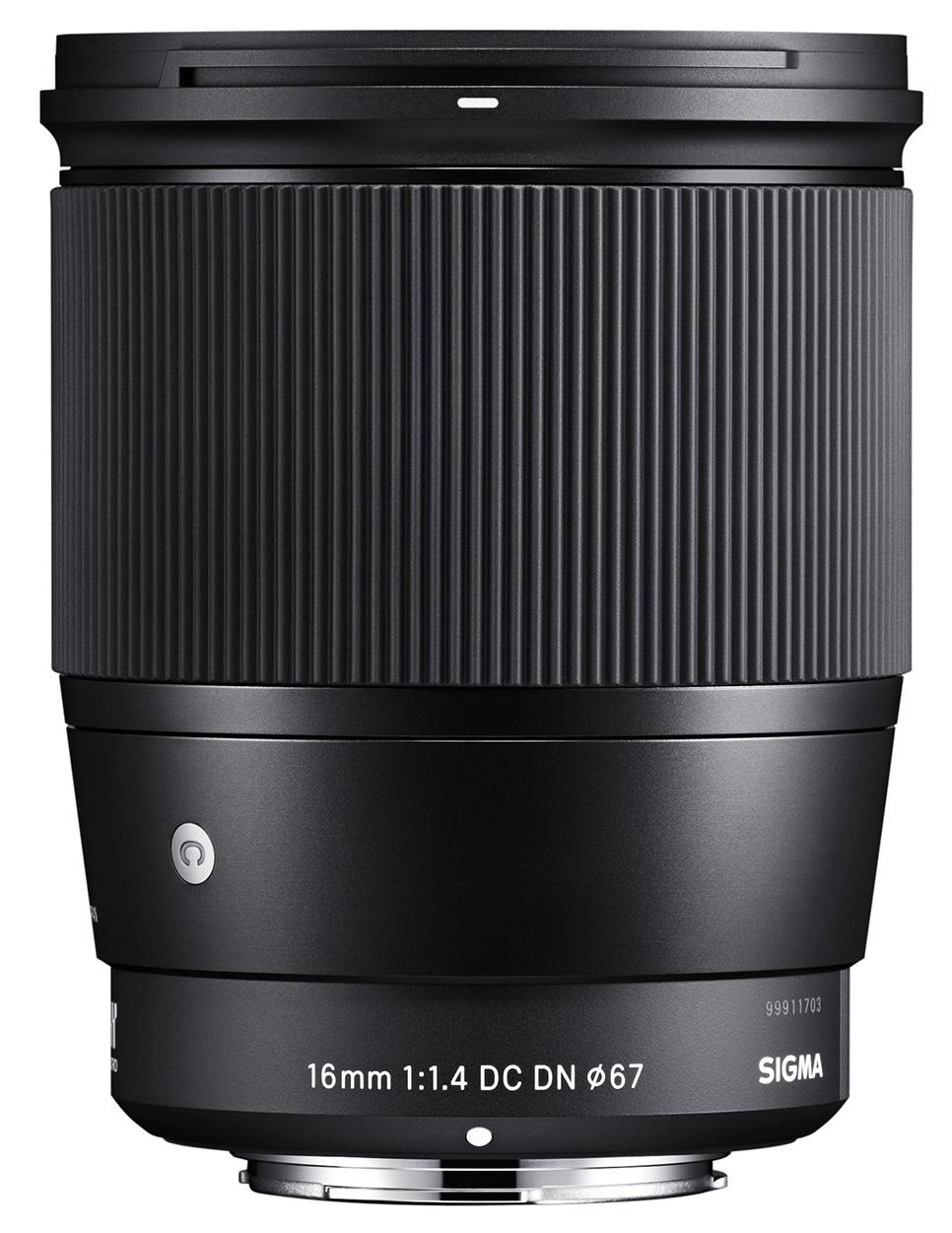 Nahaufnahme einer schwarzen Sigma 16mm Kameraobjektiv mit geriffelten Seiten und Markierungen.