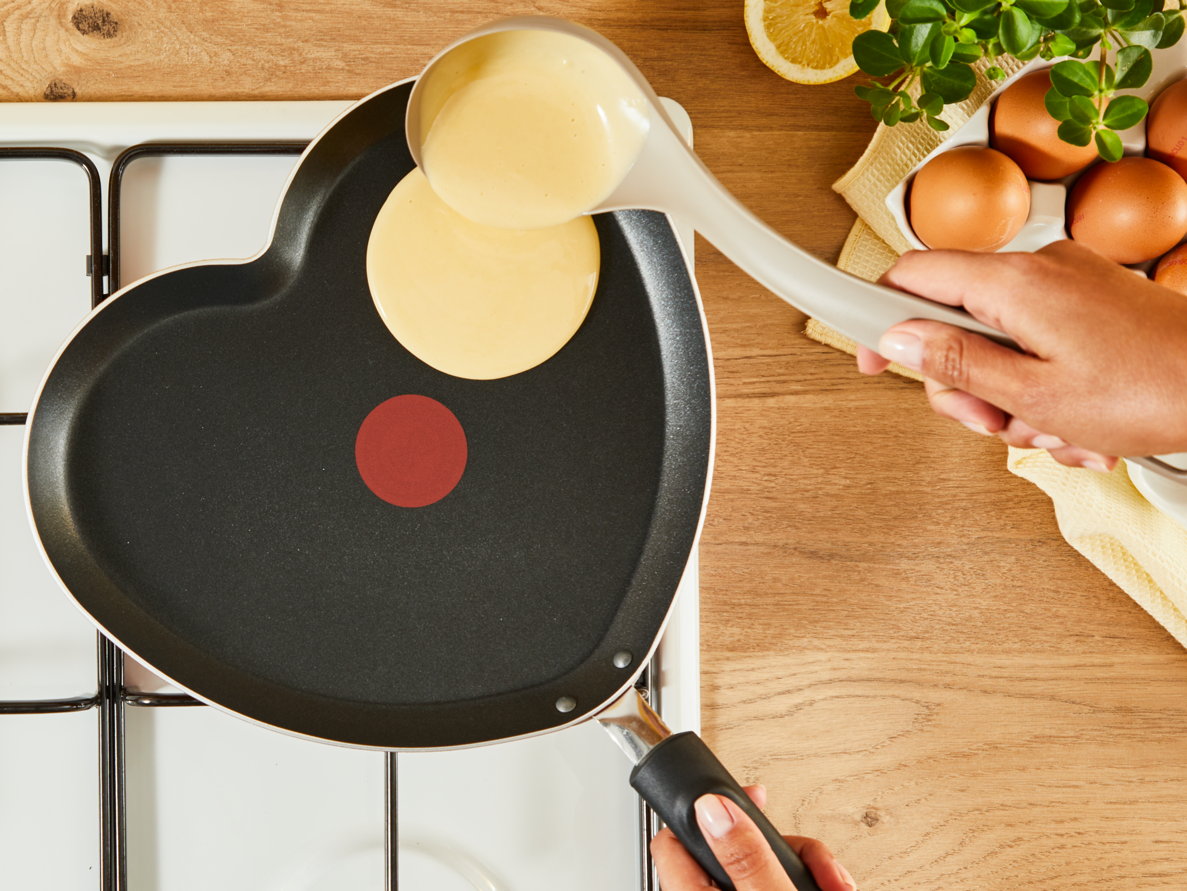 Patelnia w kształcie serca, do której wlewana jest masa na naleśniki.