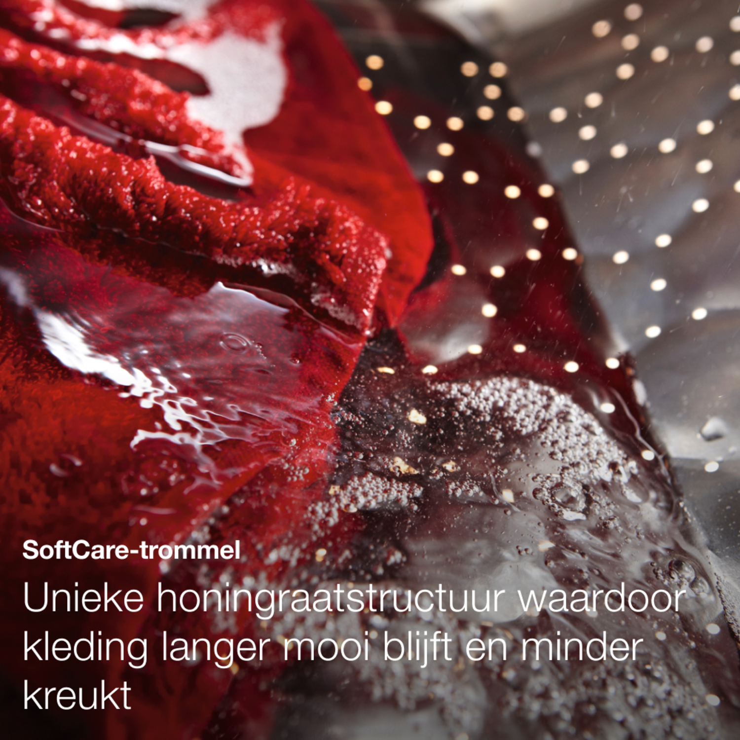 Inside a washing machine: red clothes in water, with bubbles. Text: SoftCare-trommel, unique honeycomb.