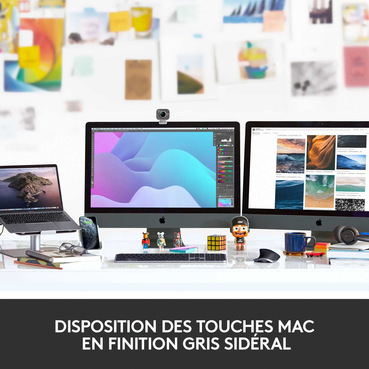 Un bureau avec un ordinateur portable, deux moniteurs et d'autres fournitures de bureau. Une webcam est montée sur un moniteur.