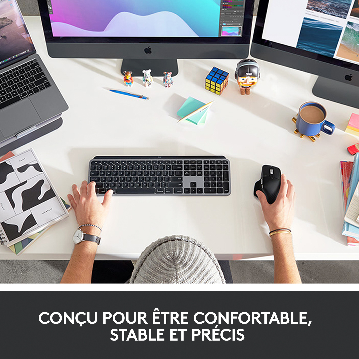 Clavier avec touches éclairées sur surface sombre. Texte : L'ÉCLAIRAGE INTELLIGENT S'ADAPTE.
