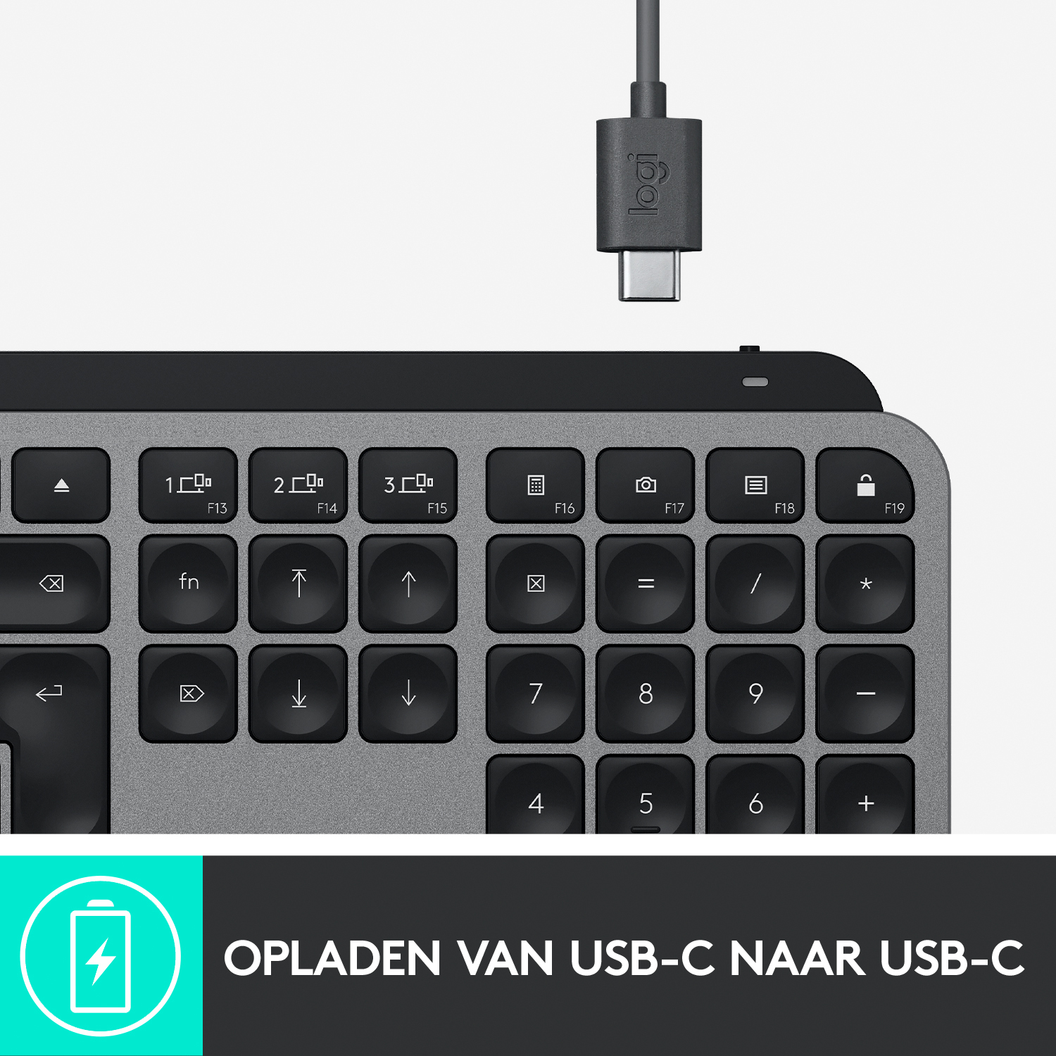 Close-up van een toetsenbord met USB-C-kabel, oplaadlabel en toetslabels.