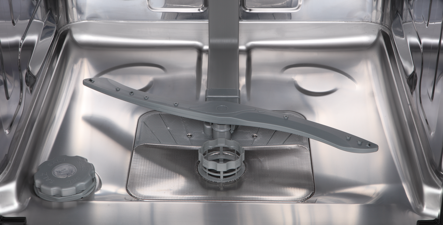 Una licuadora portátil Ninja plateada y blanca con un recipiente de plástico transparente y un botón de inicio.