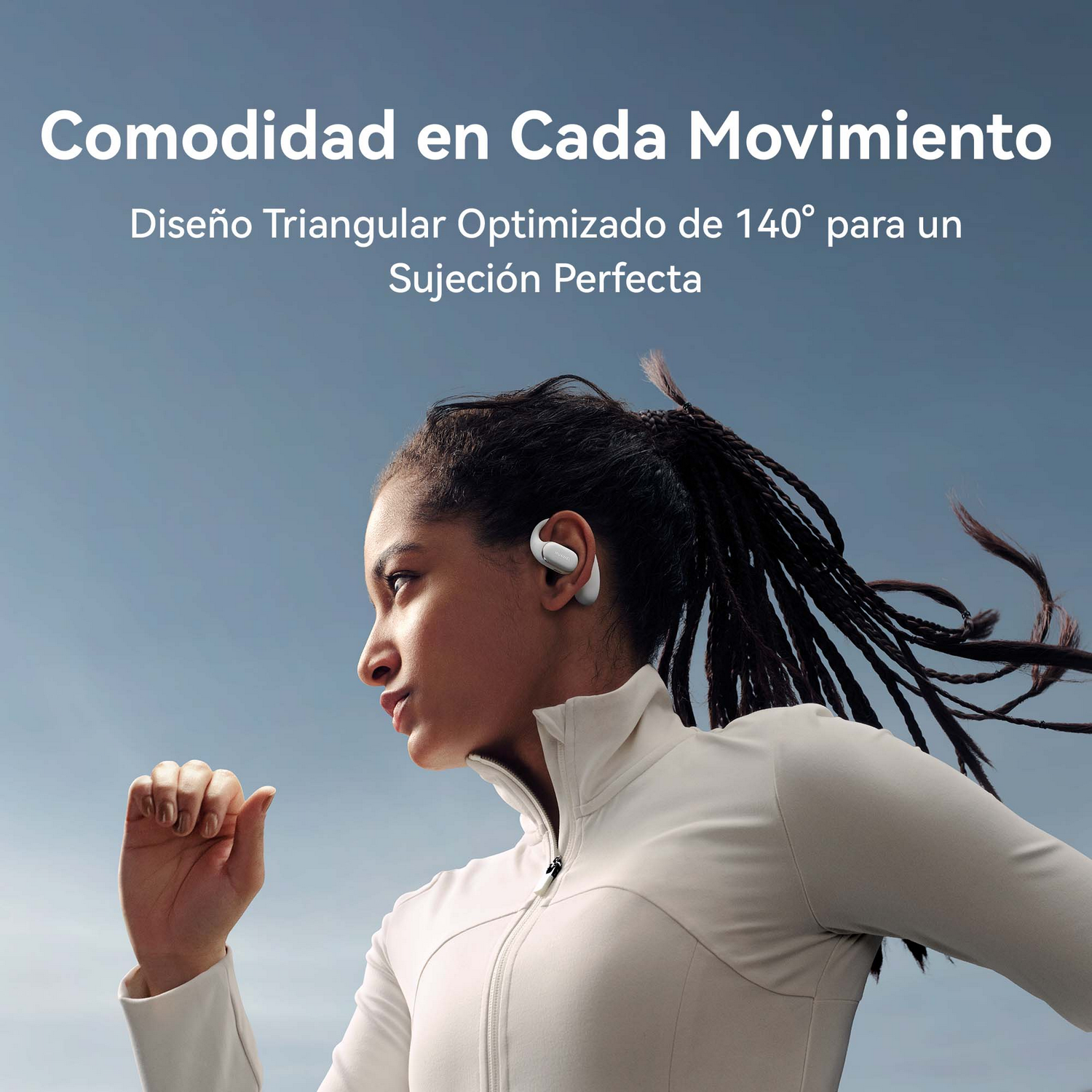 Mujer corriendo con auriculares blancos, fondo de cielo azul.