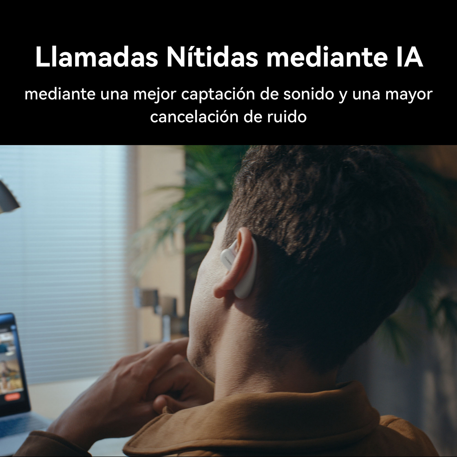 Hombre usando auriculares, mirando la pantalla de un portátil, texto sobre llamadas claras con IA.