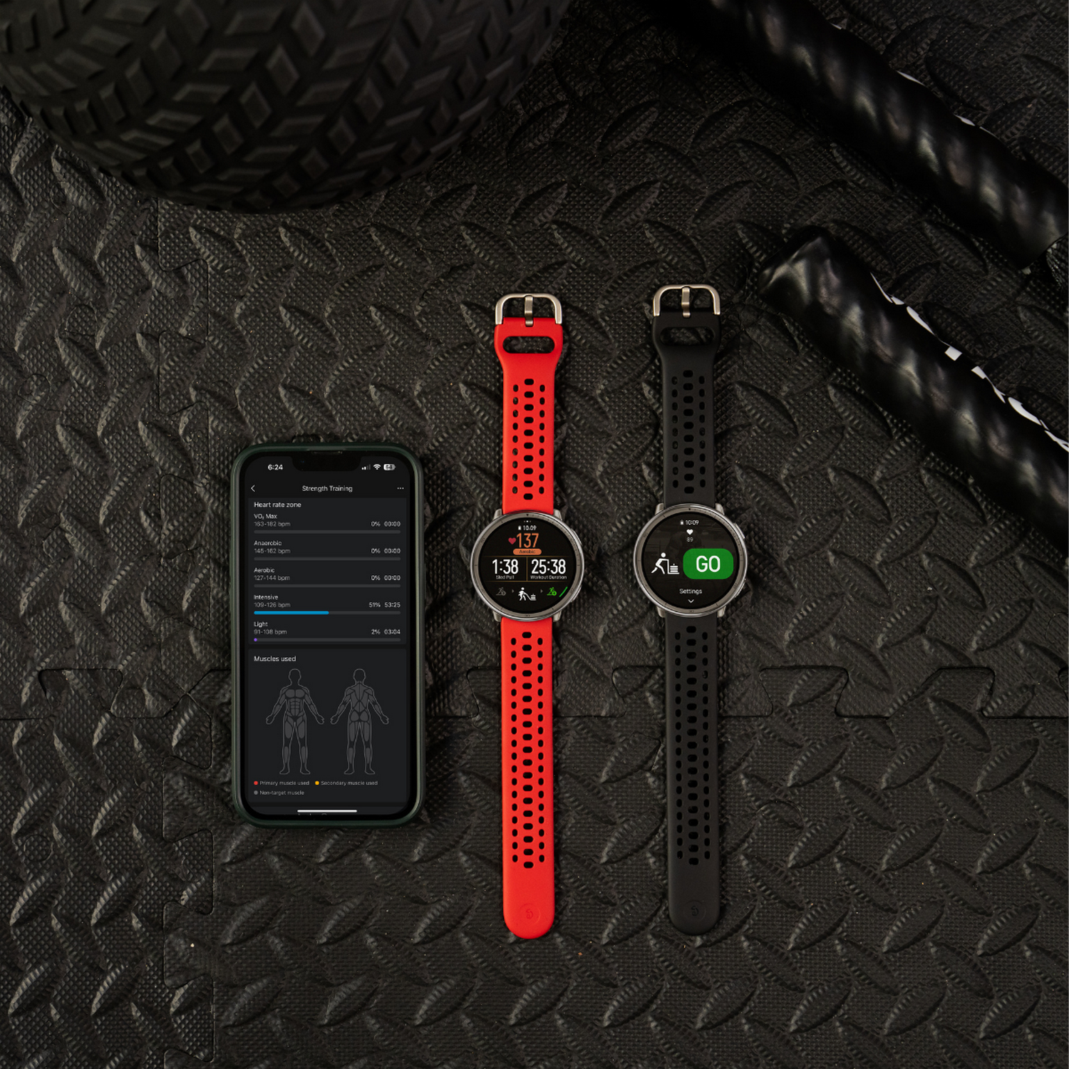 Relojes de seguimiento de ejercicios y un teléfono con una aplicación de entrenamiento.