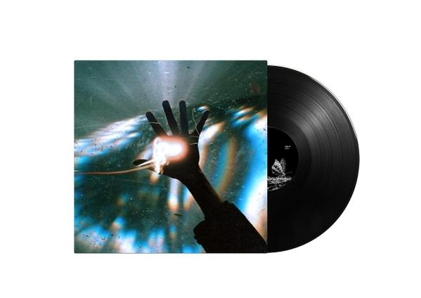 Vinil lemez borítóval. A borítón egy kéz látható, amint a fény felé nyúlik.