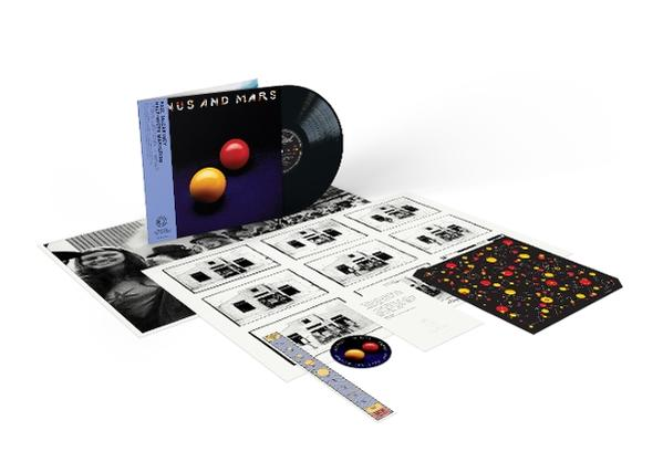 Venus and Mars album. Egy bakelit lemez, album borító és művészeti betétek láthatók.