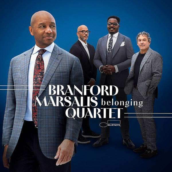 Album borító. Négy férfi öltönyben, kék háttérrel. A cím: "Branford Marsalis Quartet".