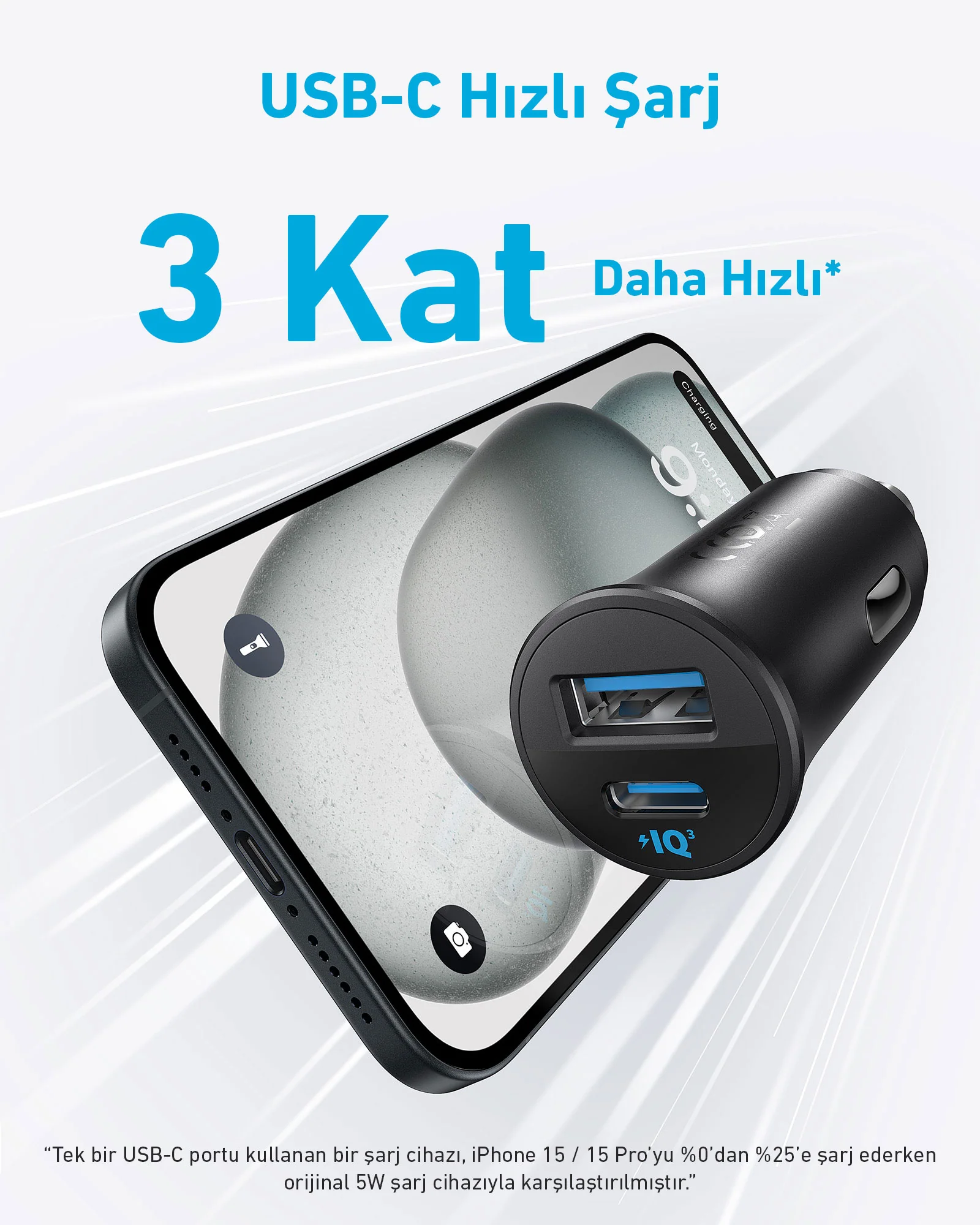 Araba içinde şarj olan telefon, siyah USB-C şarj cihazı, mavi zemin.