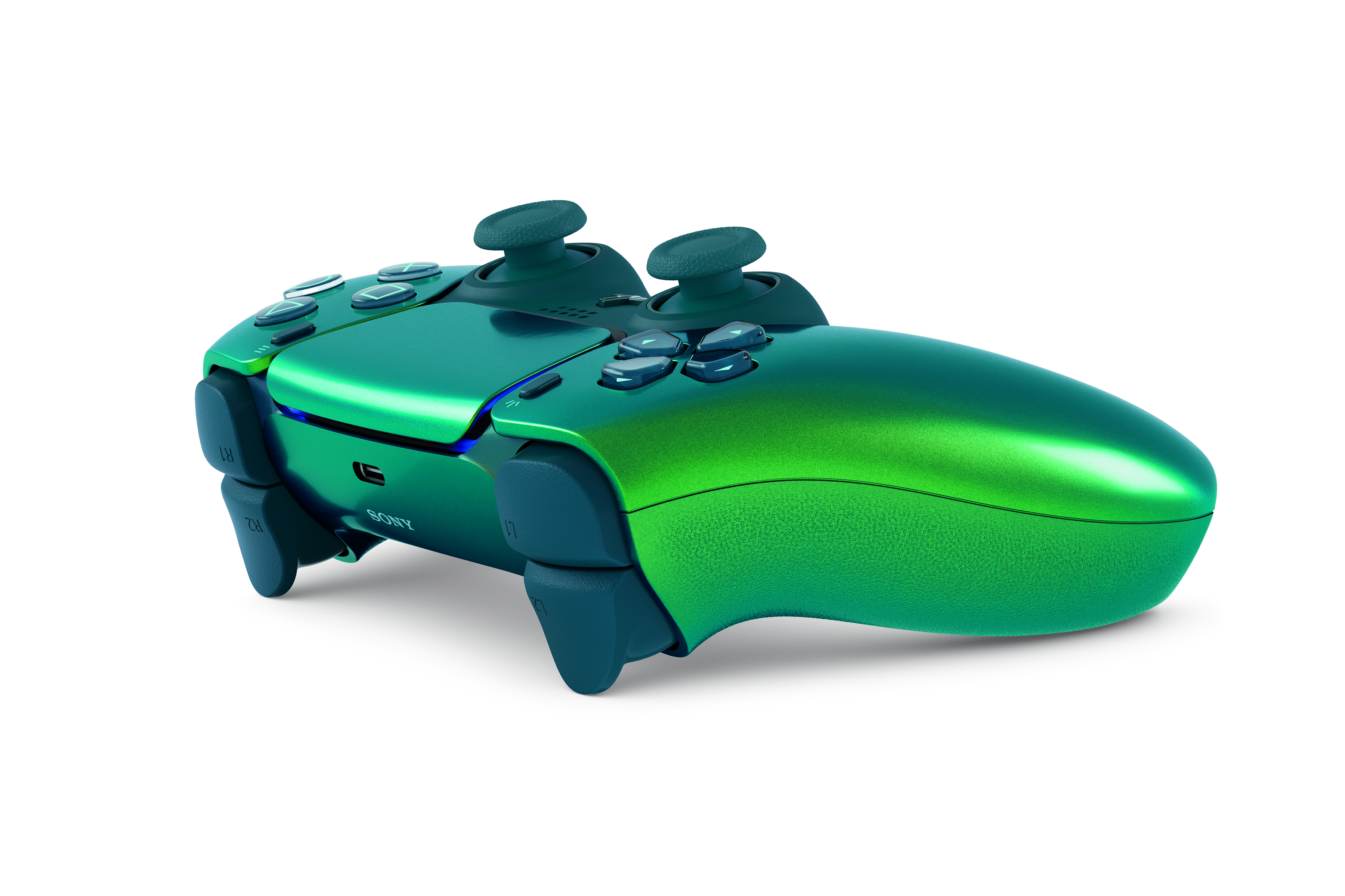 Teal renkli PlayStation kontrolcüsü. Açılı görünüm. Beyaz zemin.