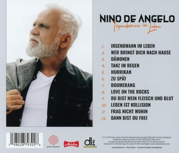 Rückseite einer CD-Hülle mit einem Mann auf dem Cover.