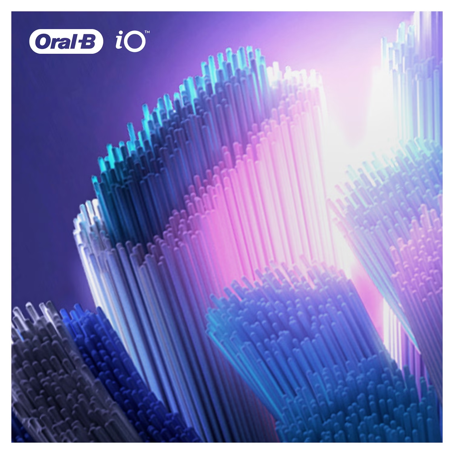 Primo piano delle setole dello spazzolino Oral-B iO, blu e bianche.