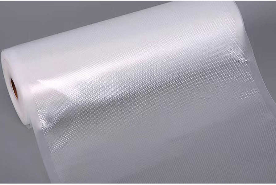 Rotolo di plastica trasparente, con superficie testurizzata, probabilmente per la conservazione degli alimenti.