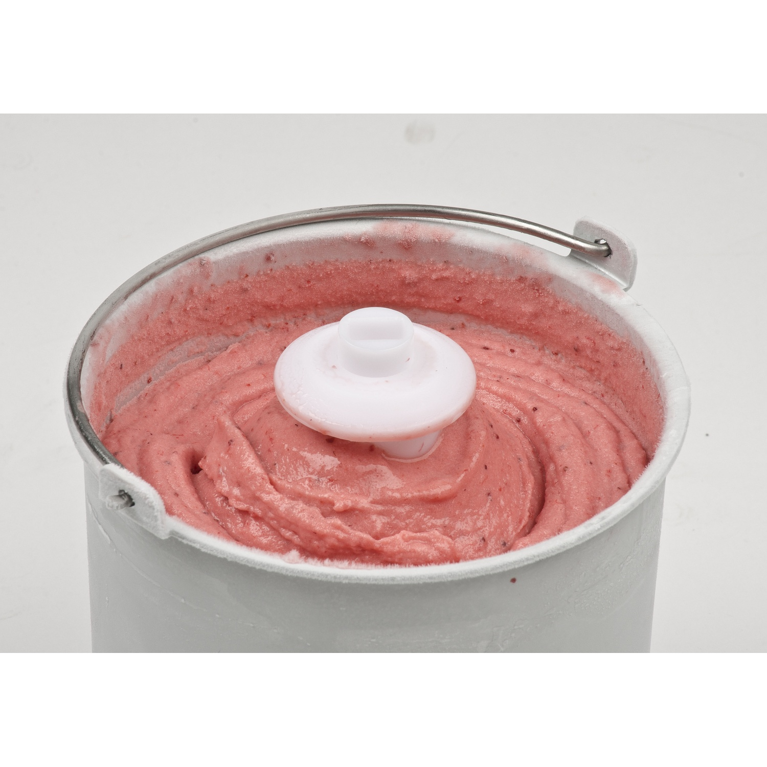 Gelatiera con gelato rosa all'interno, sfondo bianco.