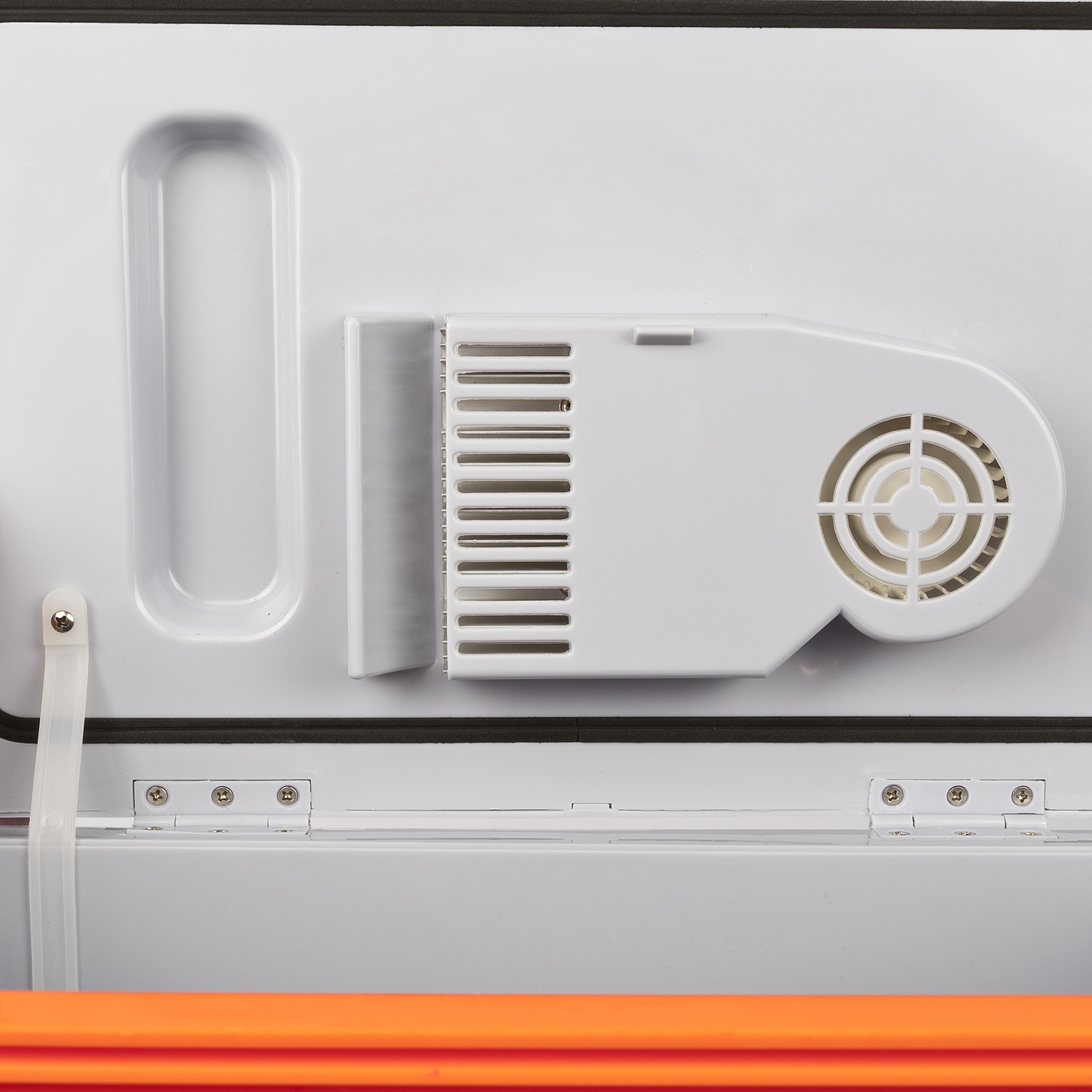 Interno di un frigorifero bianco con un sistema di ventilazione bianco e finiture arancioni sul fondo.