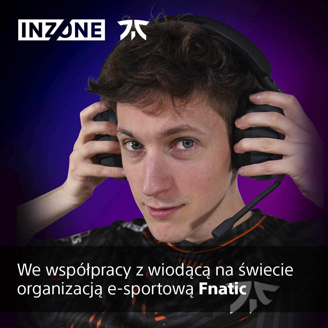 Młody mężczyzna w słuchawkach patrzy w kamerę. Na dole znajduje się tekst.