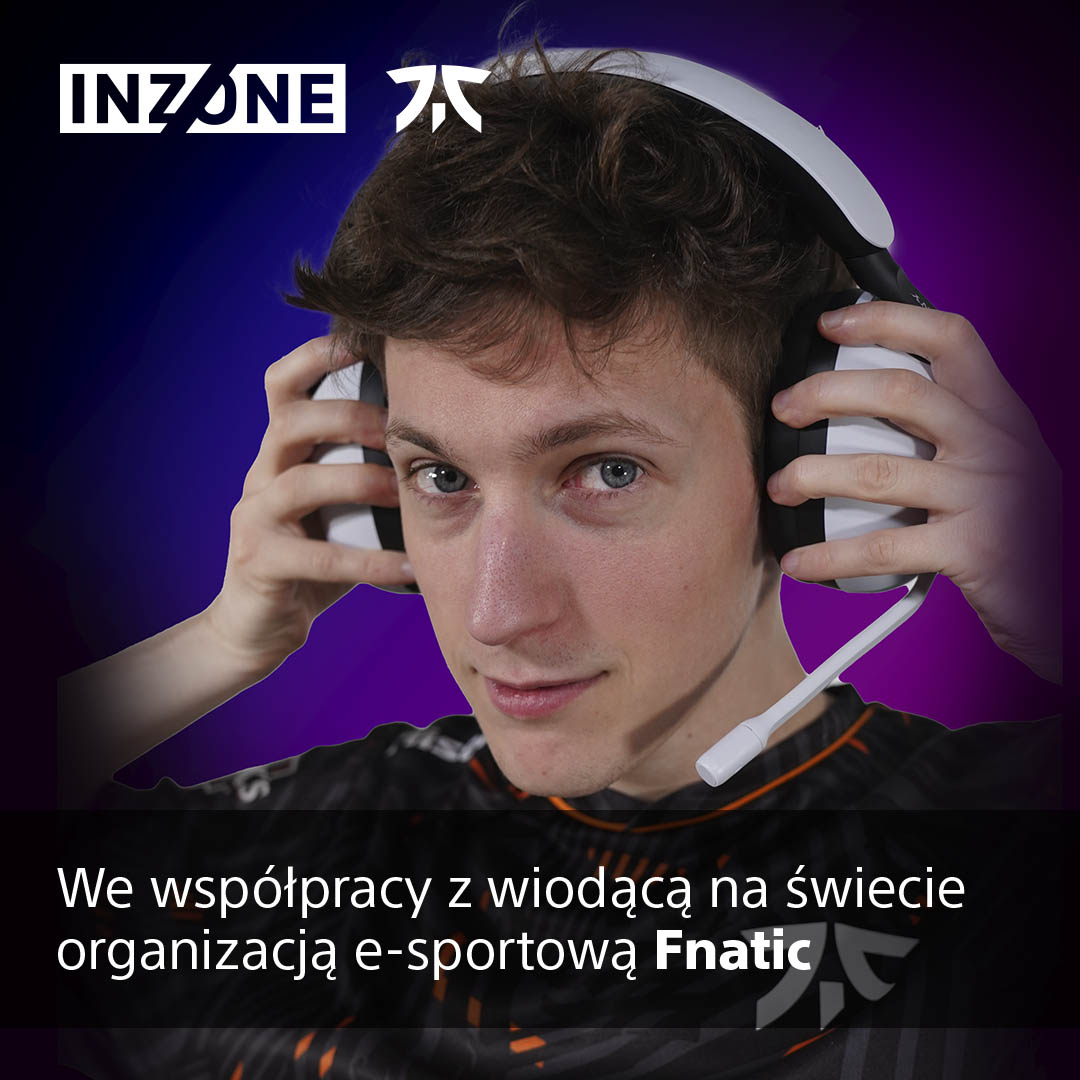 Młody mężczyzna w zestawie słuchawkowym dla graczy, z tekstem po polsku o Fnatic.