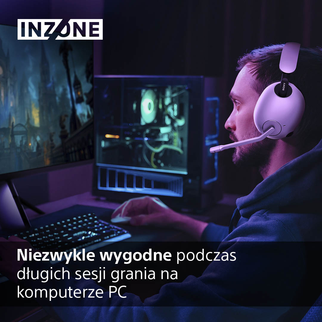 Mężczyzna używa komputera ze słuchawkami, tekst po polsku. Fioletowe oświetlenie.