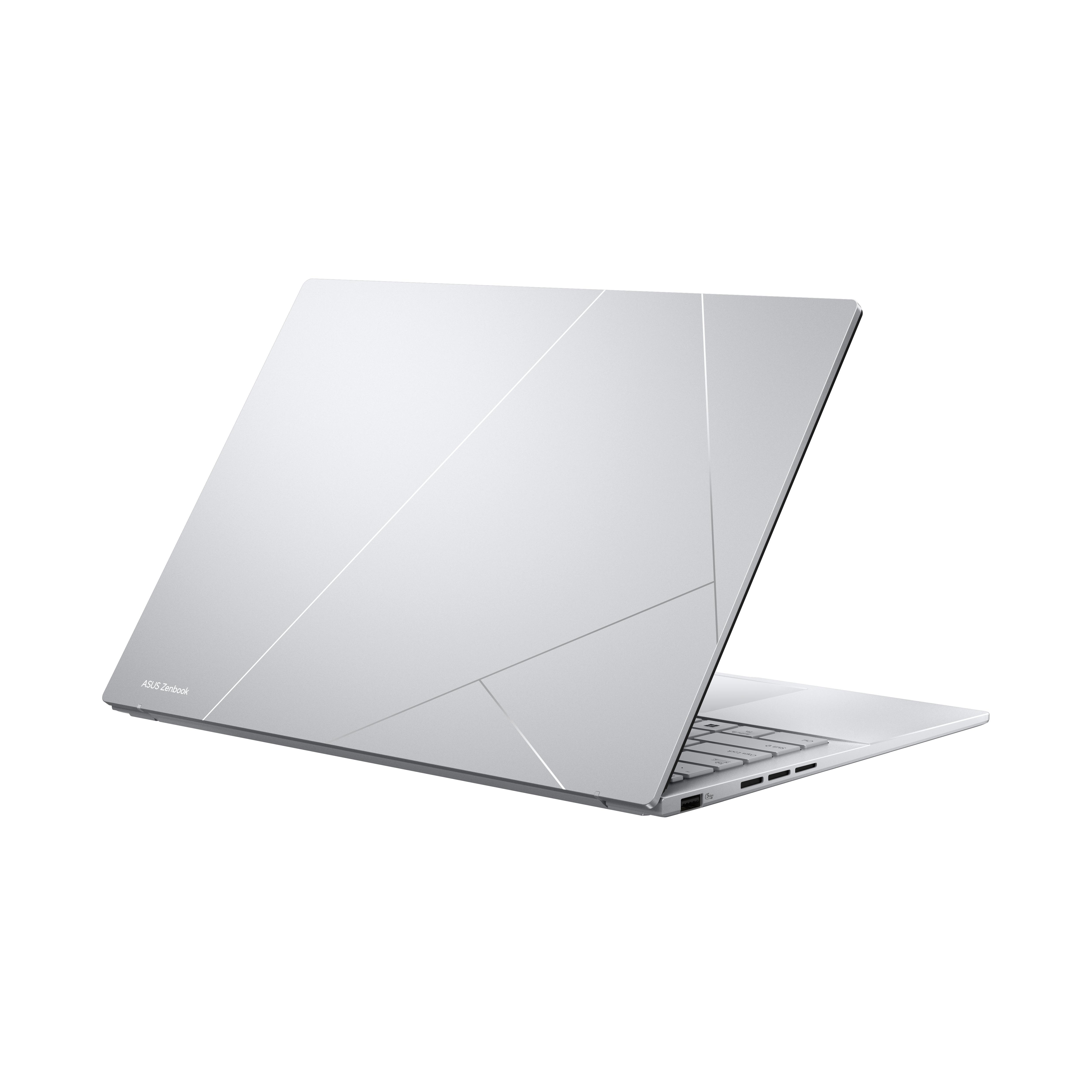 Silberner Laptop mit geometrischem Muster auf der Rückseite, leicht geöffnet. ASUS Zenbook-Logo.