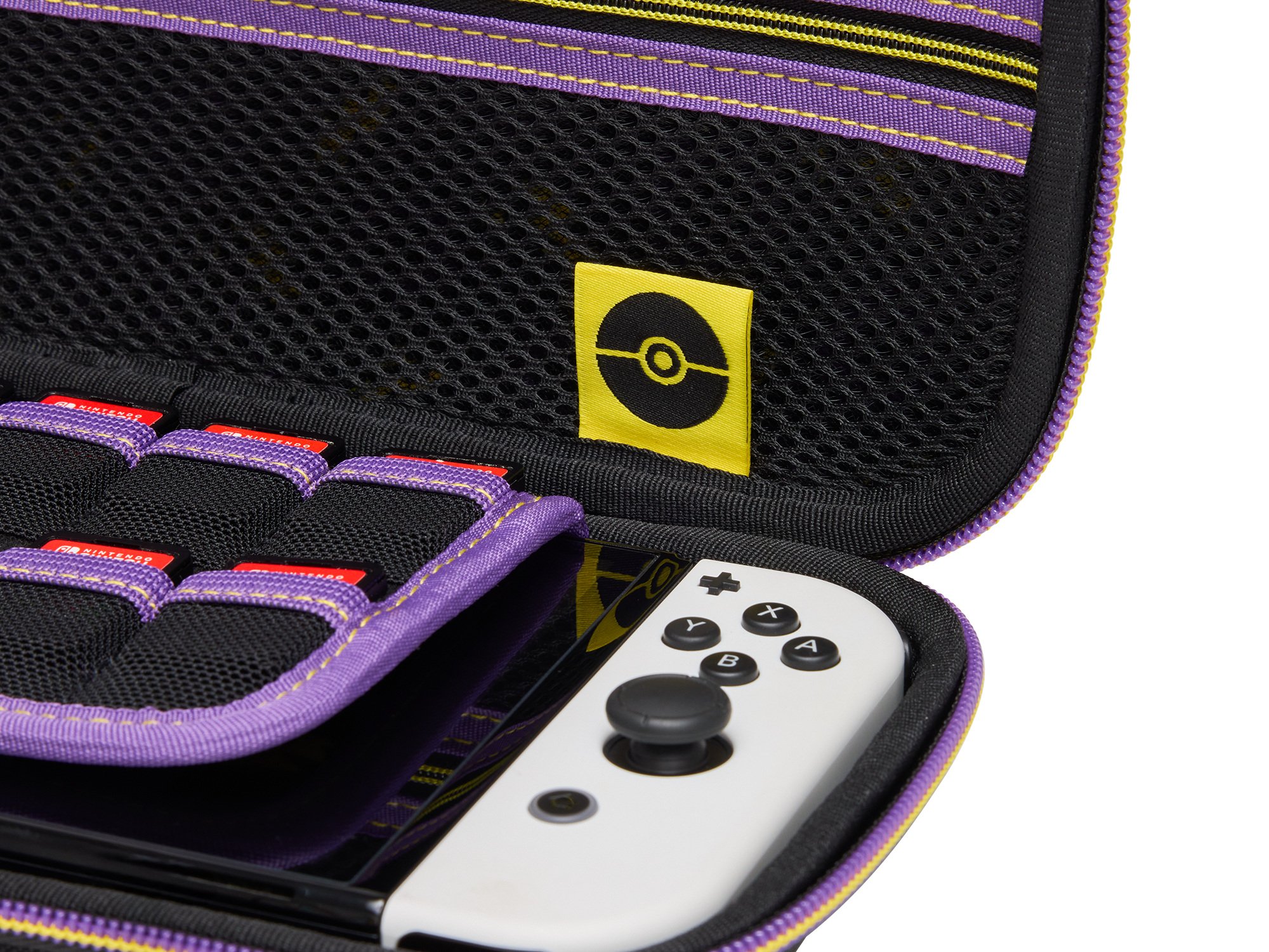 Schwarzes Etui mit Spielkonsole und Spielen.