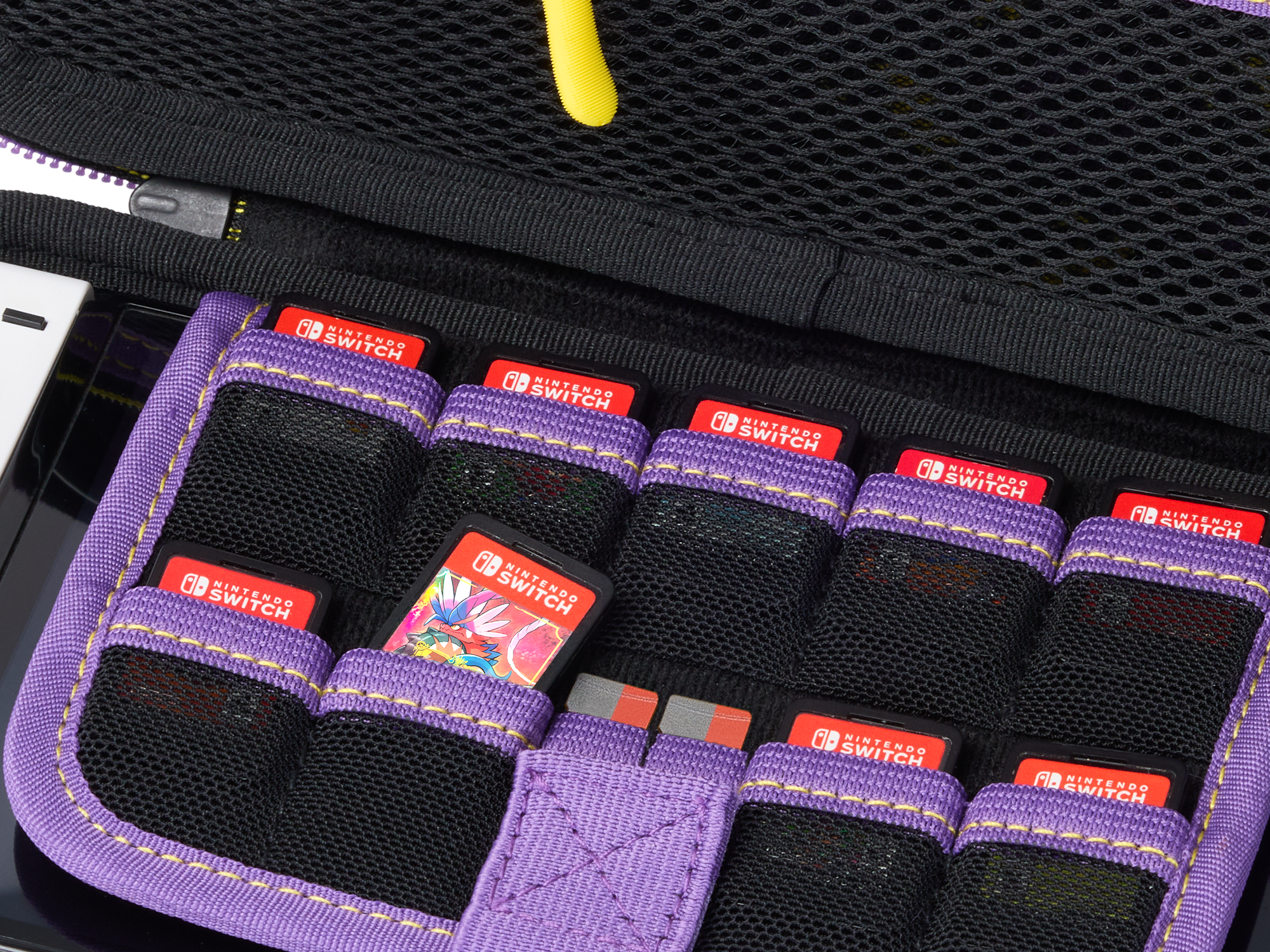 Ein lila Spielkoffer mit sichtbaren Spielkassetten darin.