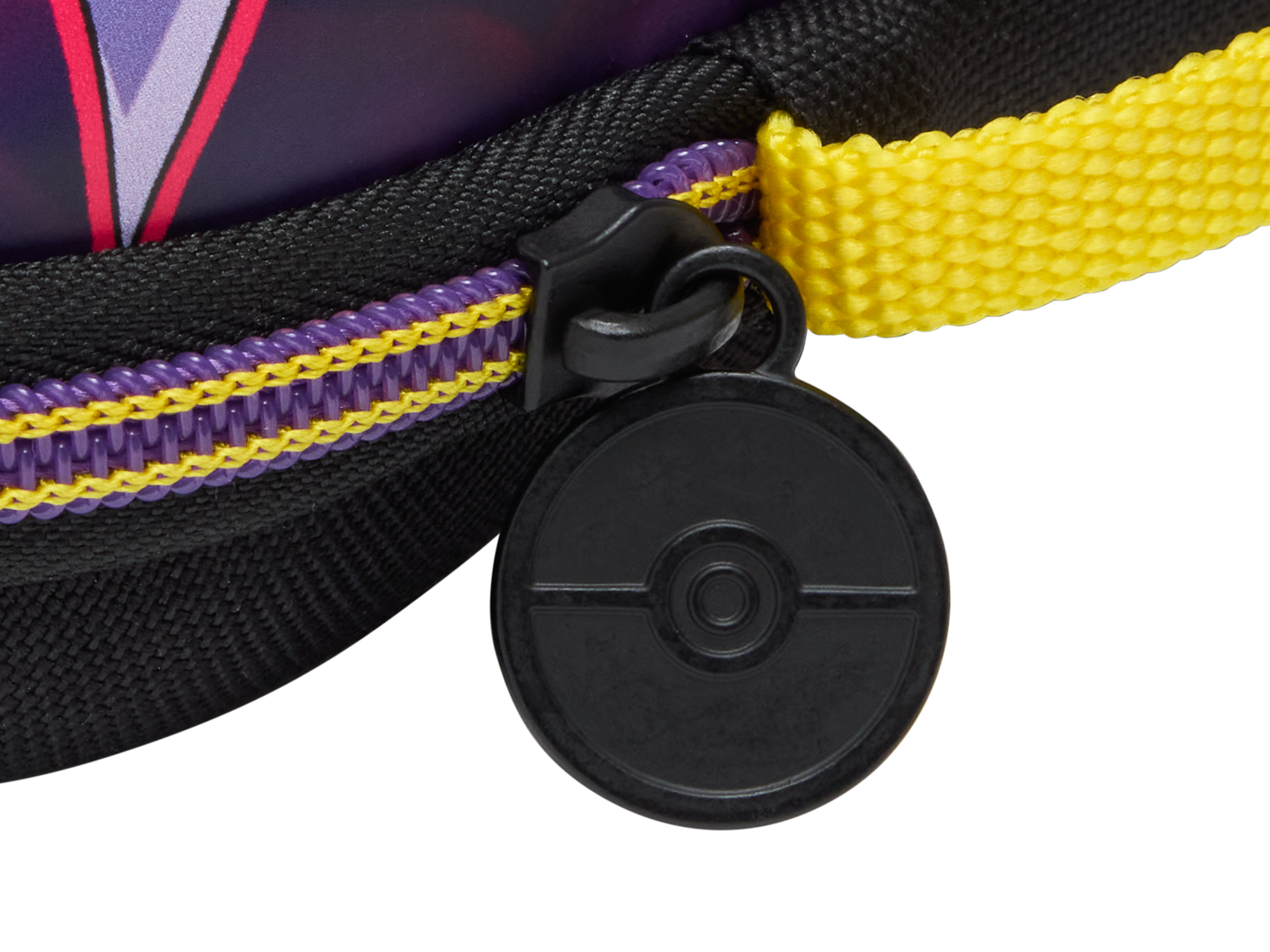 Nahaufnahme eines schwarzen Reißverschlusses mit einem Pokemon-Ball-Anhänger.