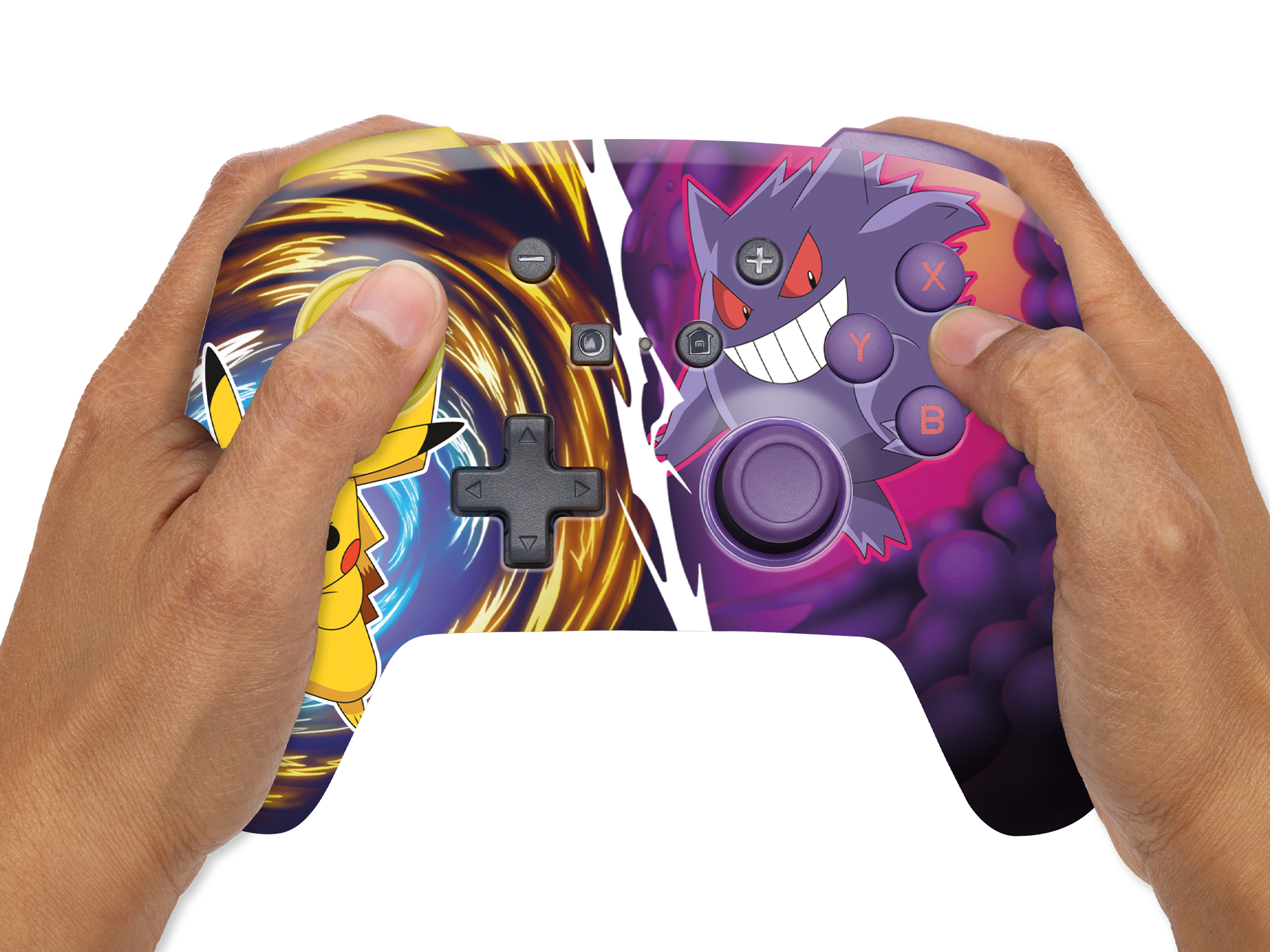 Hände halten einen Controller im Pokémon-Design. Pikachu- und Gengar-Designs sind sichtbar.