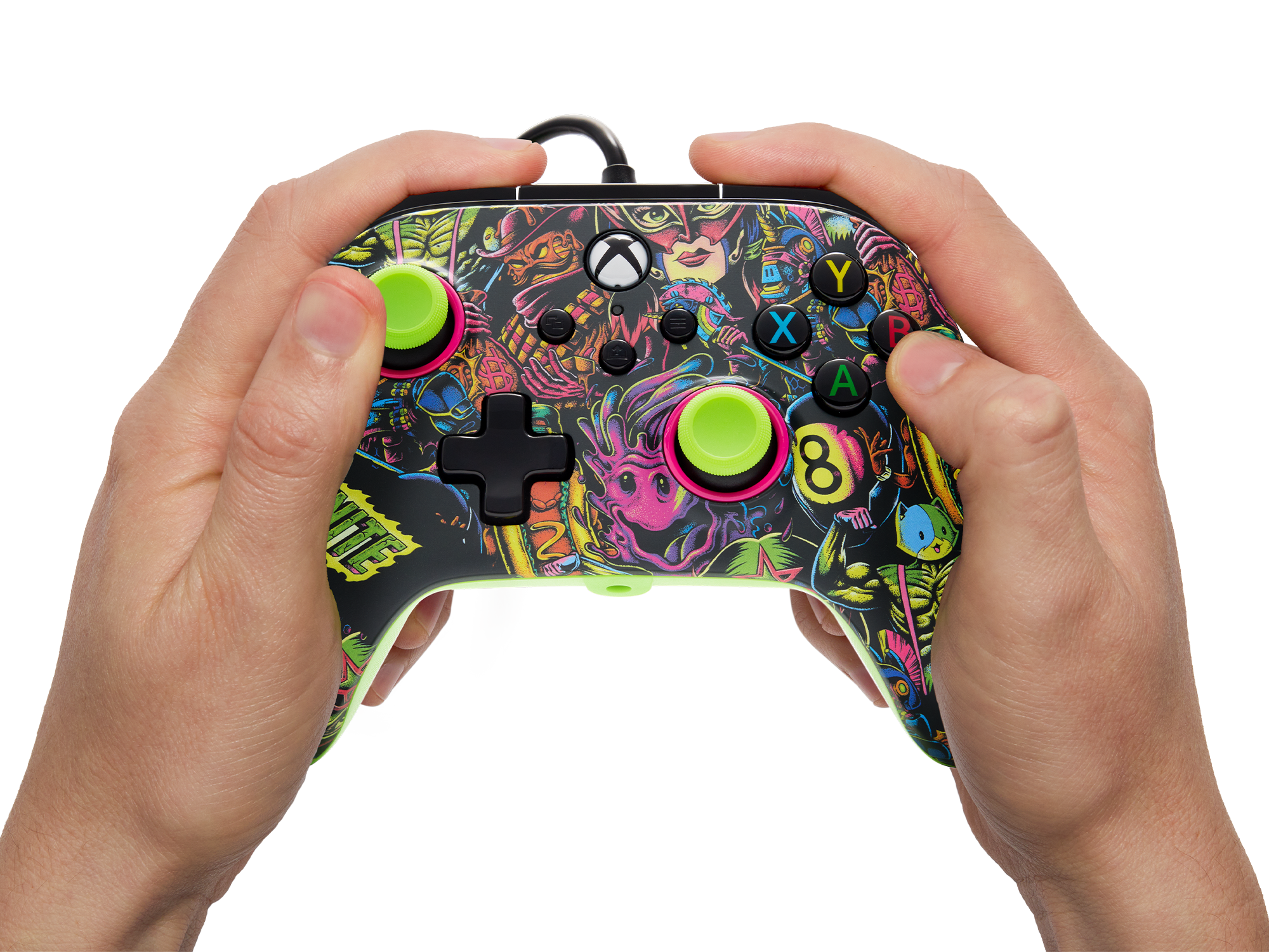 Zwei Hände halten einen schwarzen und farbenfrohen Fortnite Xbox-Controller mit grünen Akzenten.