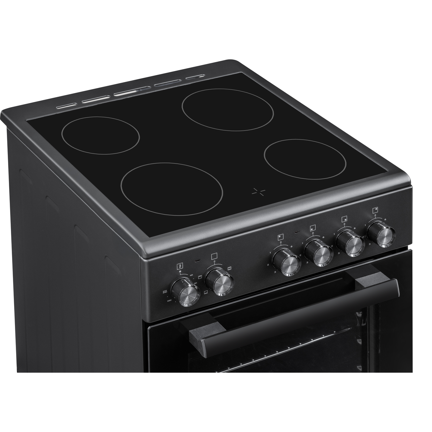 Gros plan d'une cuisinière électrique noire avec quatre brûleurs et des boutons de commande, isolée sur fond blanc.