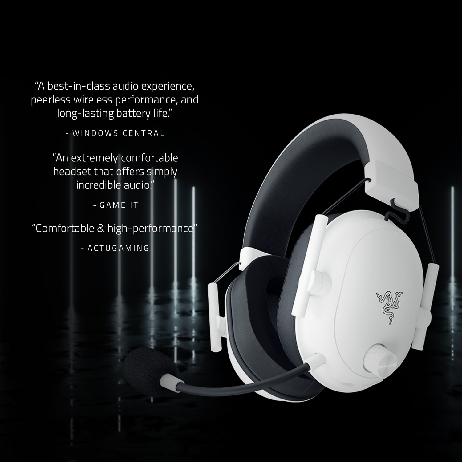 Witte en zwarte gaming headset op een zwart oppervlak met tekstcitaten.