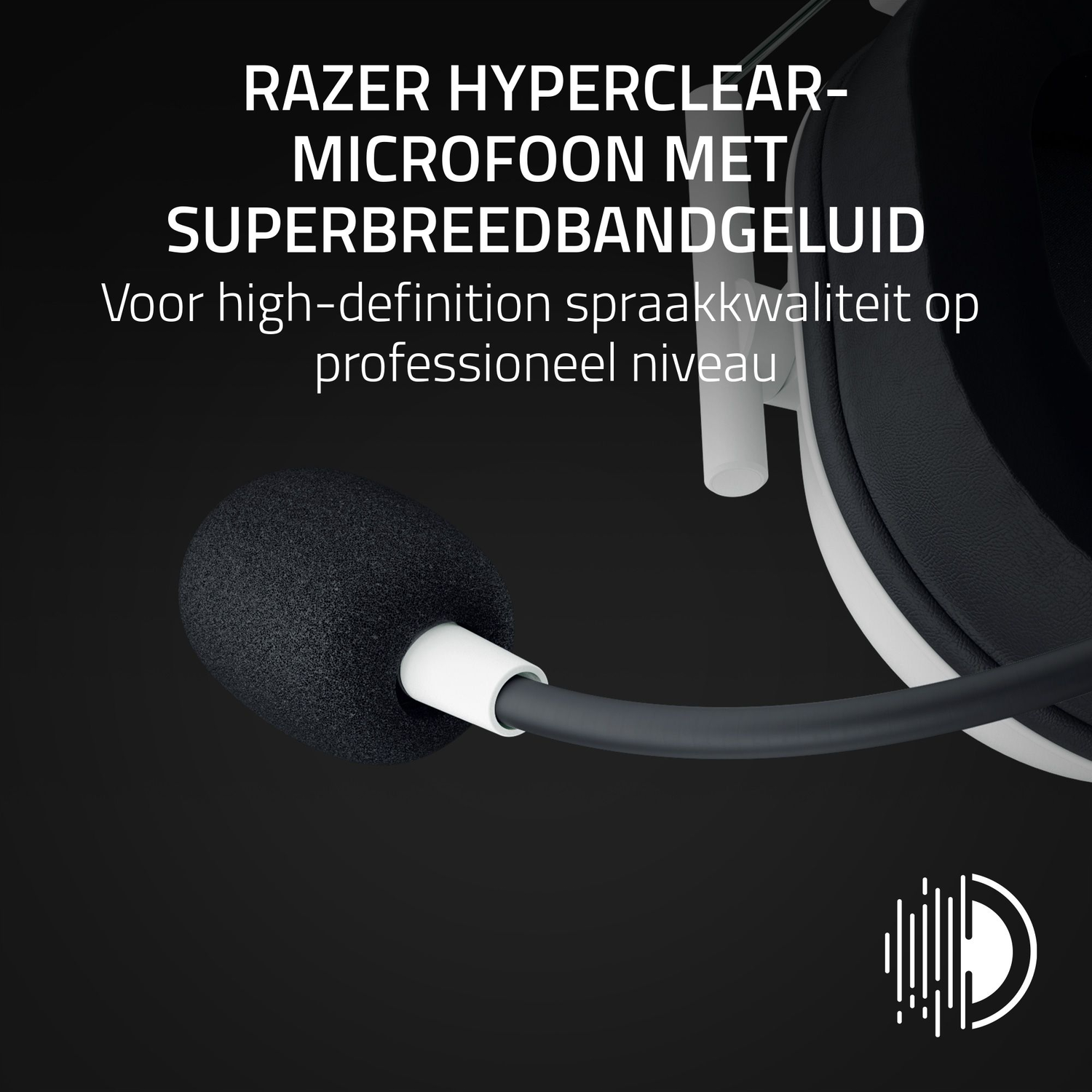 Een close-up van een zwarte microfoon met een schuimrubberen hoes, naast een witte headset.