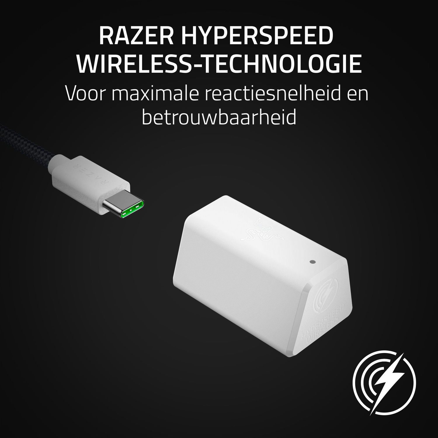 Witte draadloze ontvanger en een kabel met groene punt tegen zwarte achtergrond.