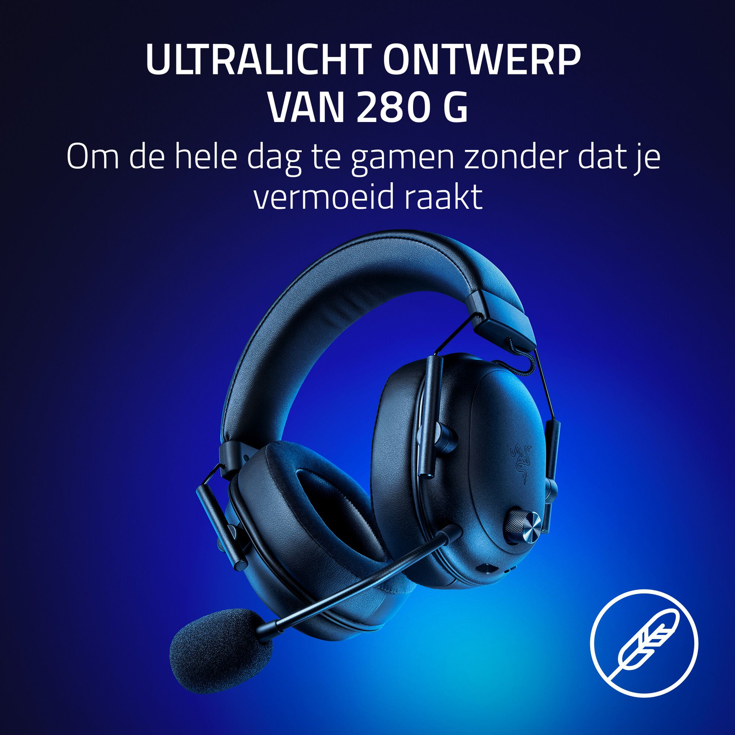 Zwarte gaming-koptelefoon met microfoon, op een blauwe verloopachtergrond, tekst over lichtgewicht ontwerp.