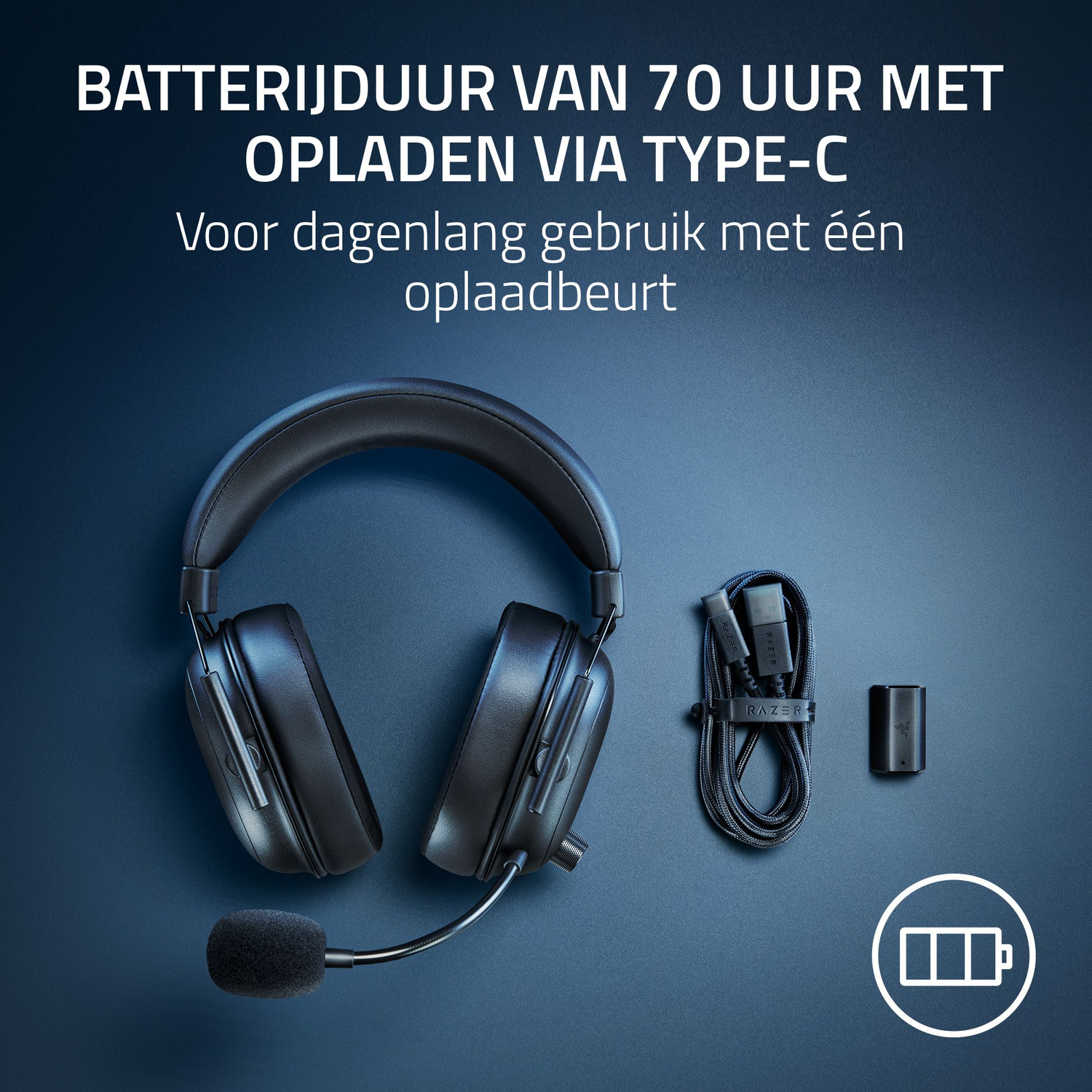 Zwarte koptelefoon met microfoon en oplaadkabel op blauw.