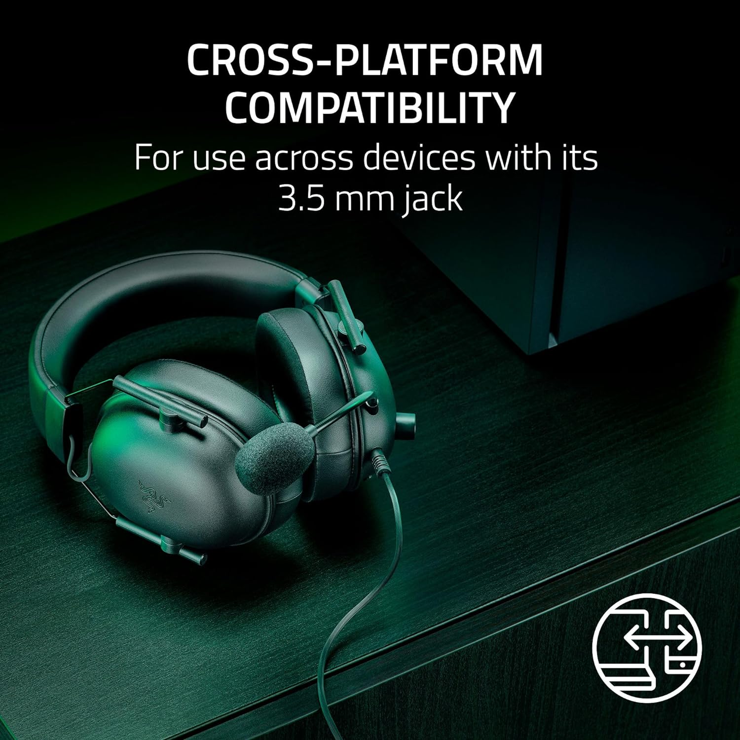Casque noir sur une table, avec du texte sur la compatibilité multiplateforme.