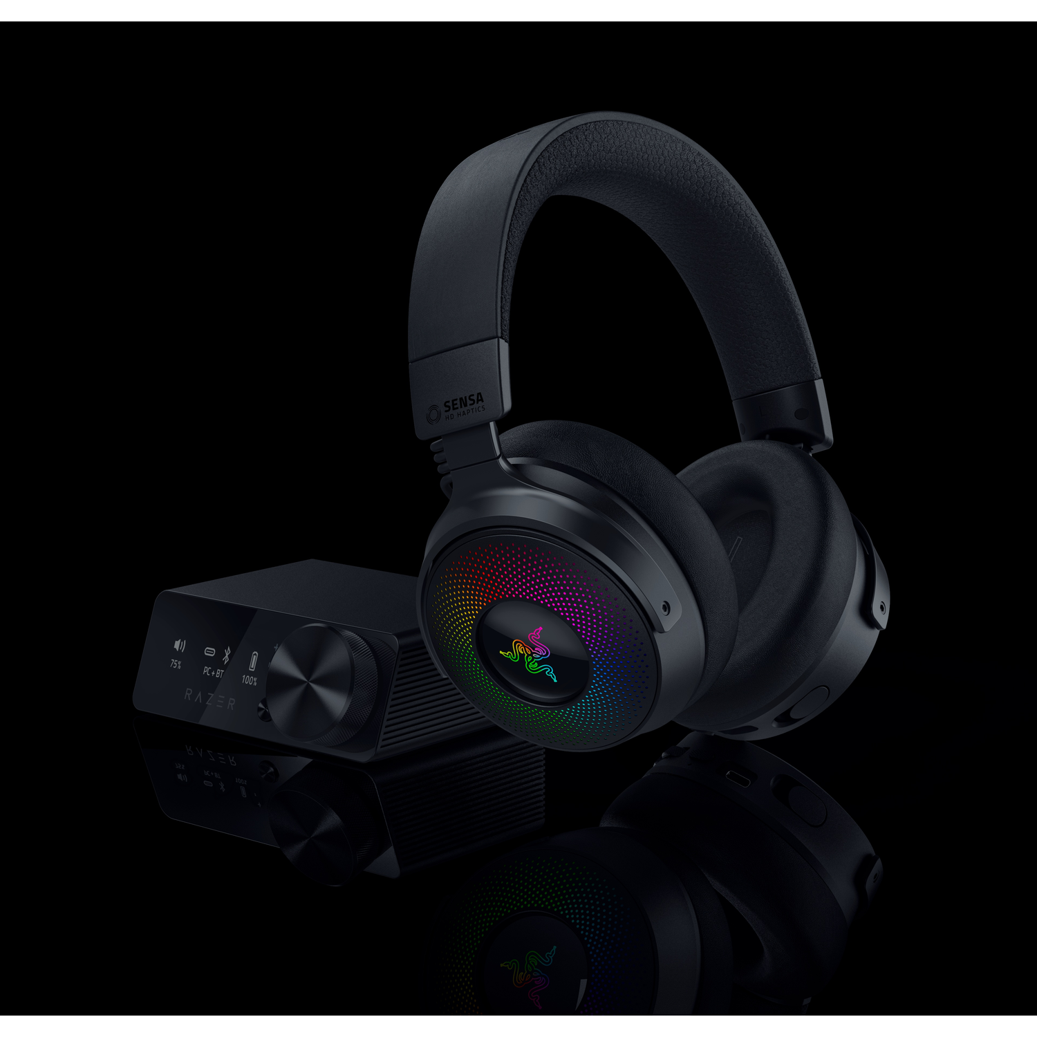 Zwarte Razer-hoofdtelefoon en een zwarte audio-ontvanger. De hoofdtelefoon heeft RGB-verlichting.