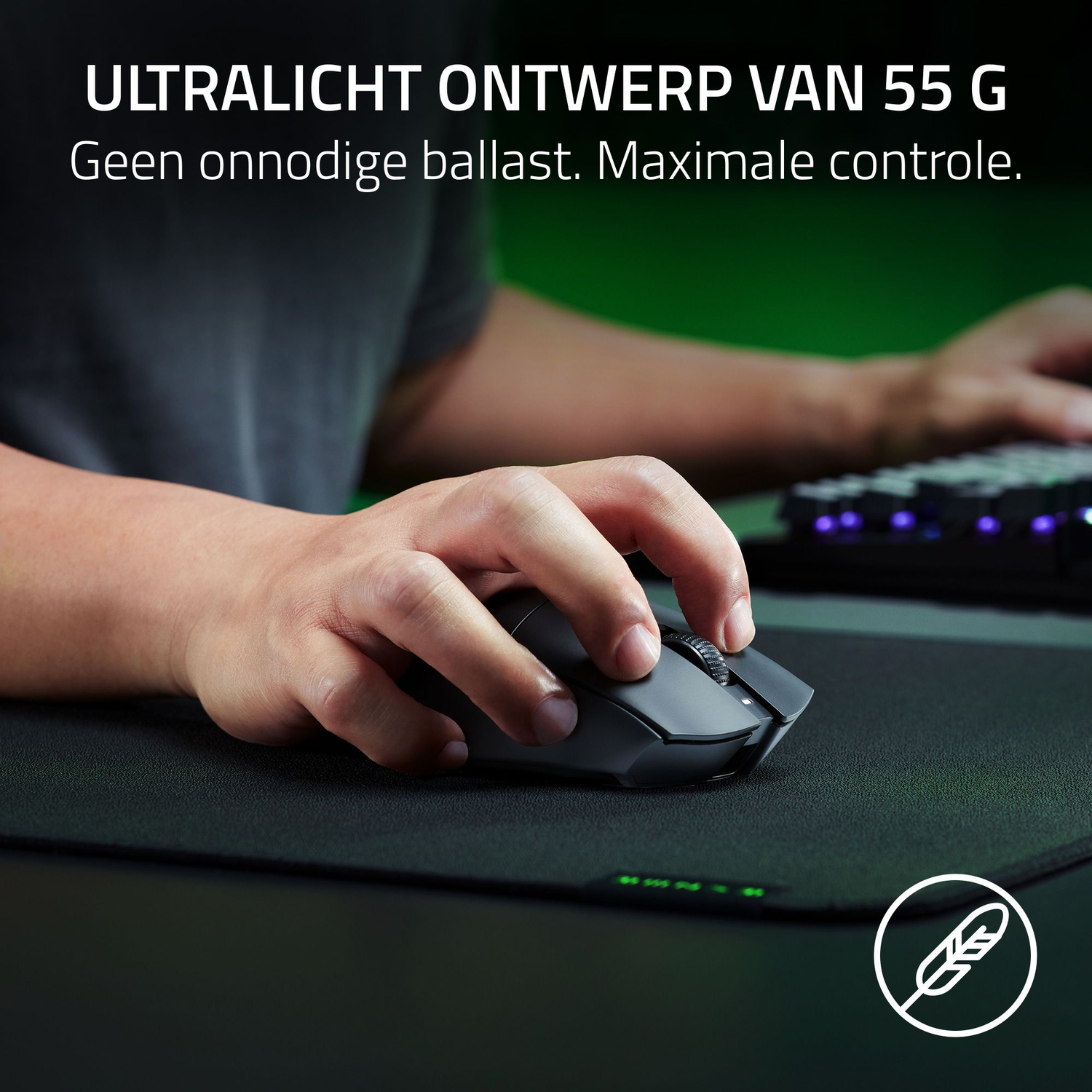 De hand van een persoon die een zwarte muis gebruikt op een zwarte muismat, met een groene achtergrond.