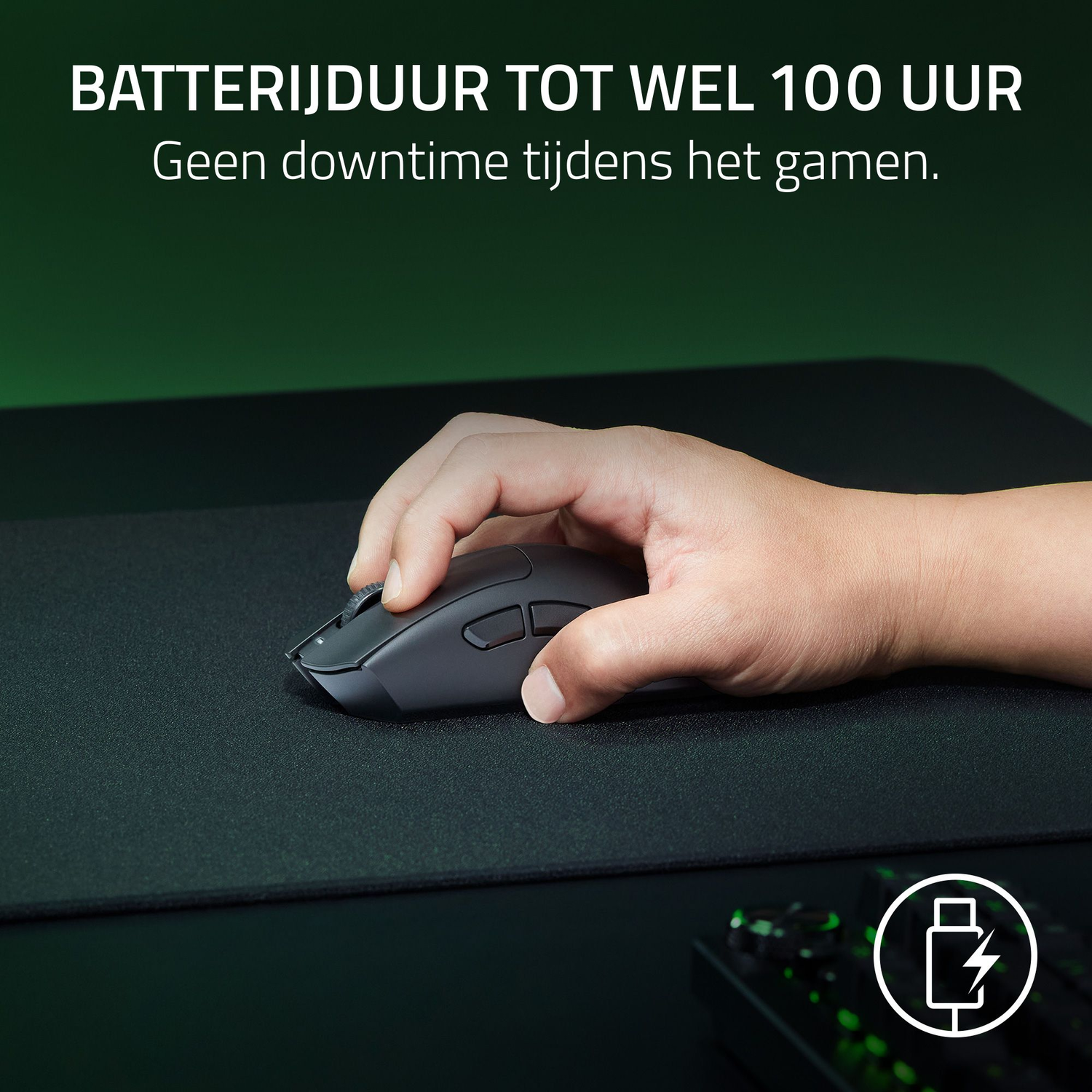 Hand die een zwarte muis gebruikt op een zwart muismatje, met een batterijsymbool.