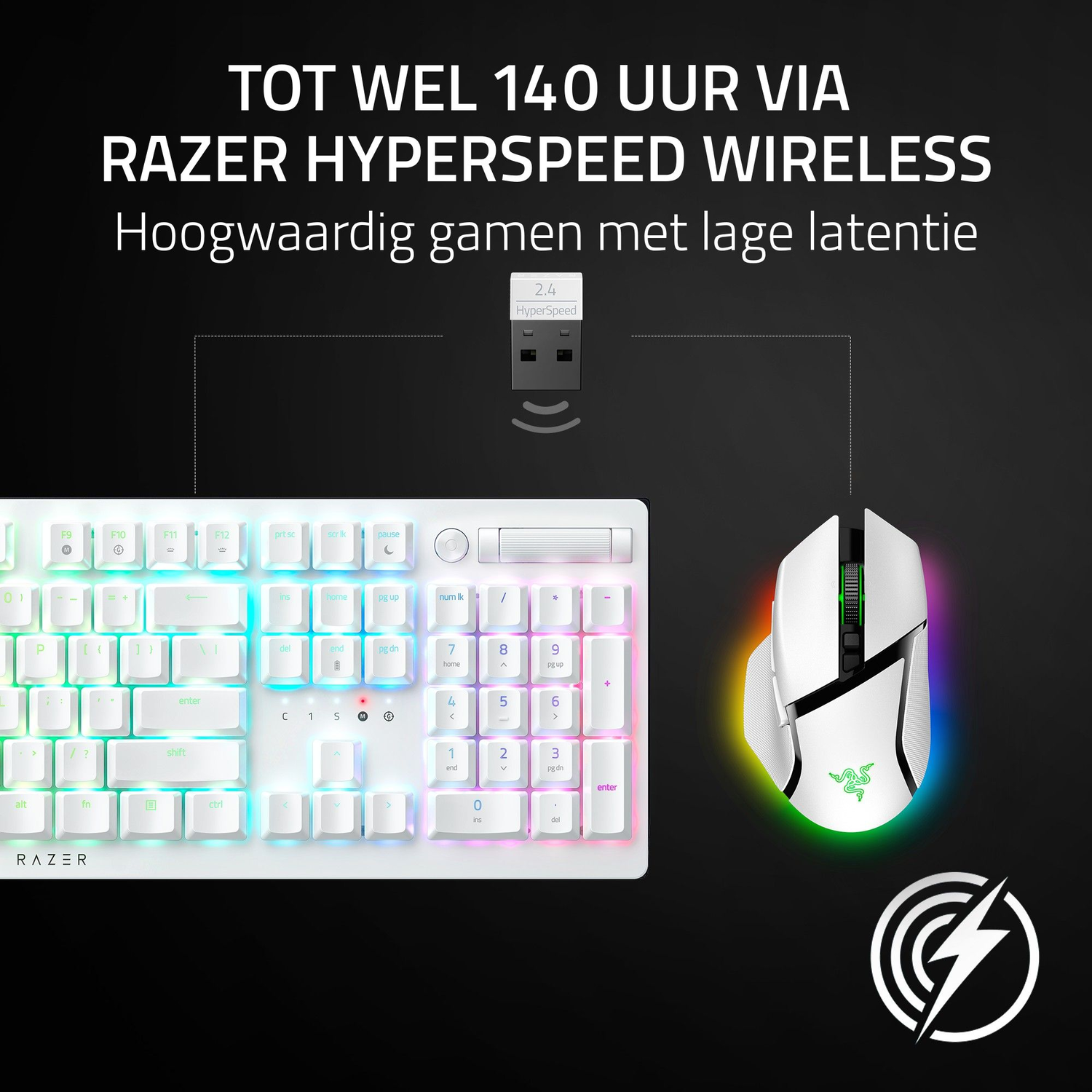 Wit toetsenbord met regenboogtoetsen en witte muis op zwarte achtergrond.