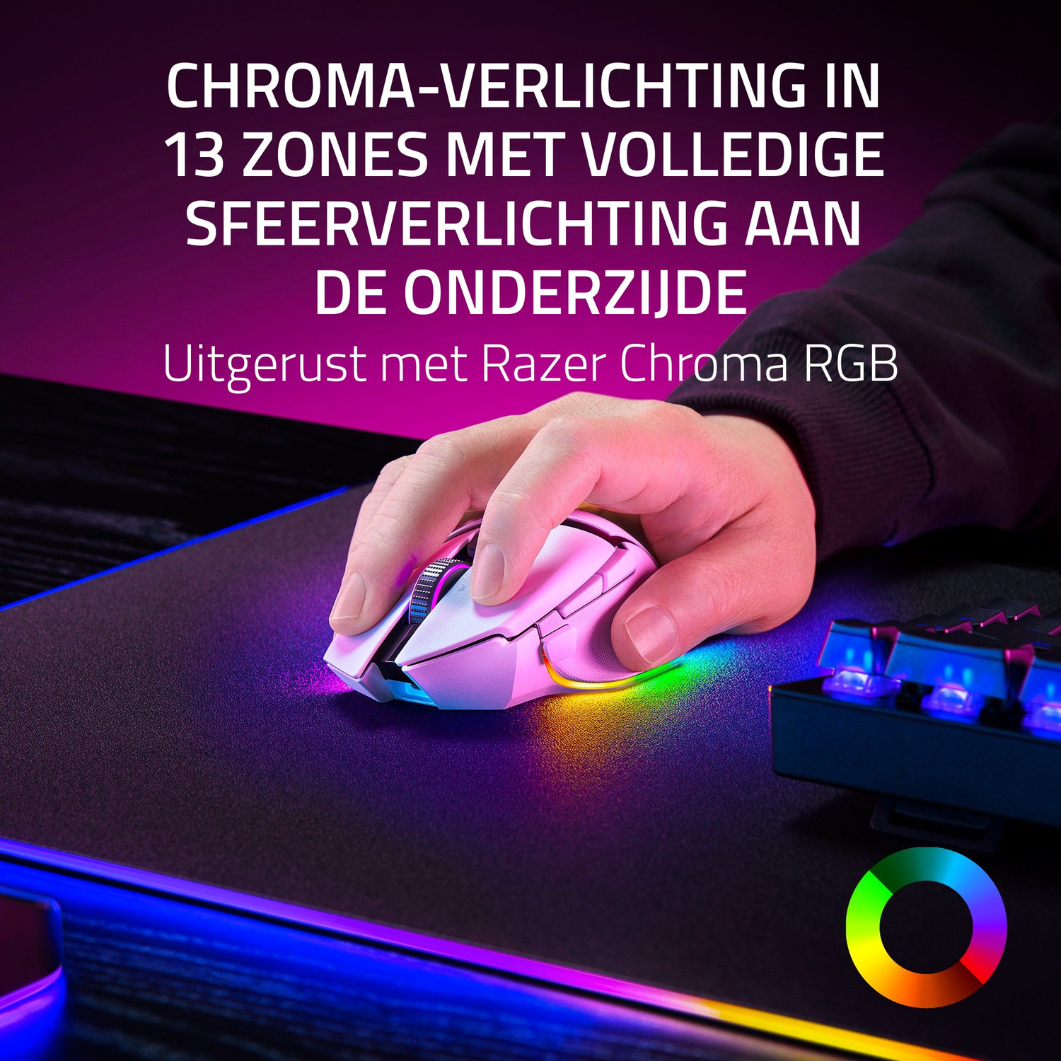 Hand die een witte Razer muis gebruikt met roze en blauwe verlichting op een zwarte muismat met een kleurrijke rand.