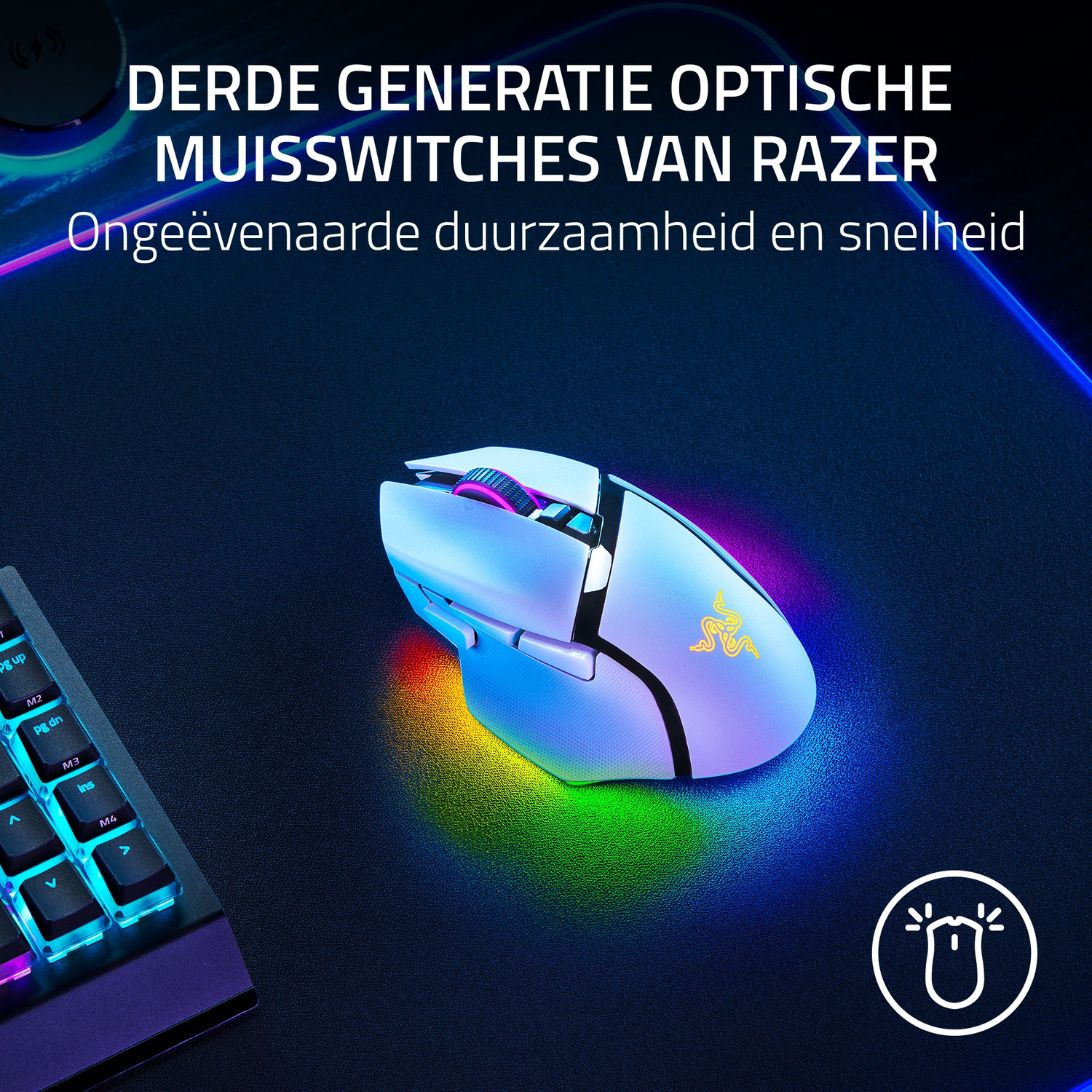 Een witte en paarse gamingmuis ligt op een zwart muismat. De muis heeft oplichtende zijkanten.