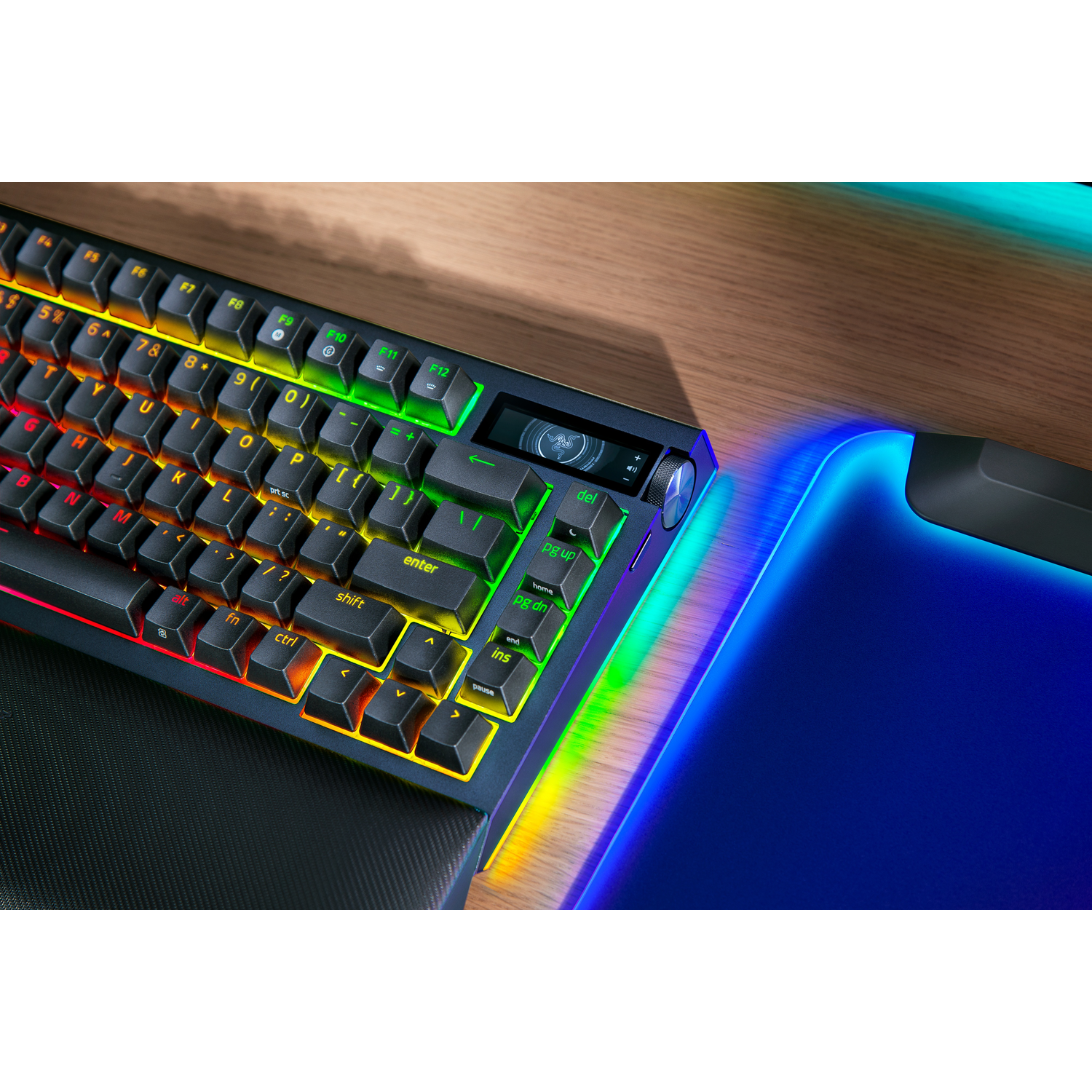 Gaming toetsenbord met RGB-verlichting op een houten bureau.