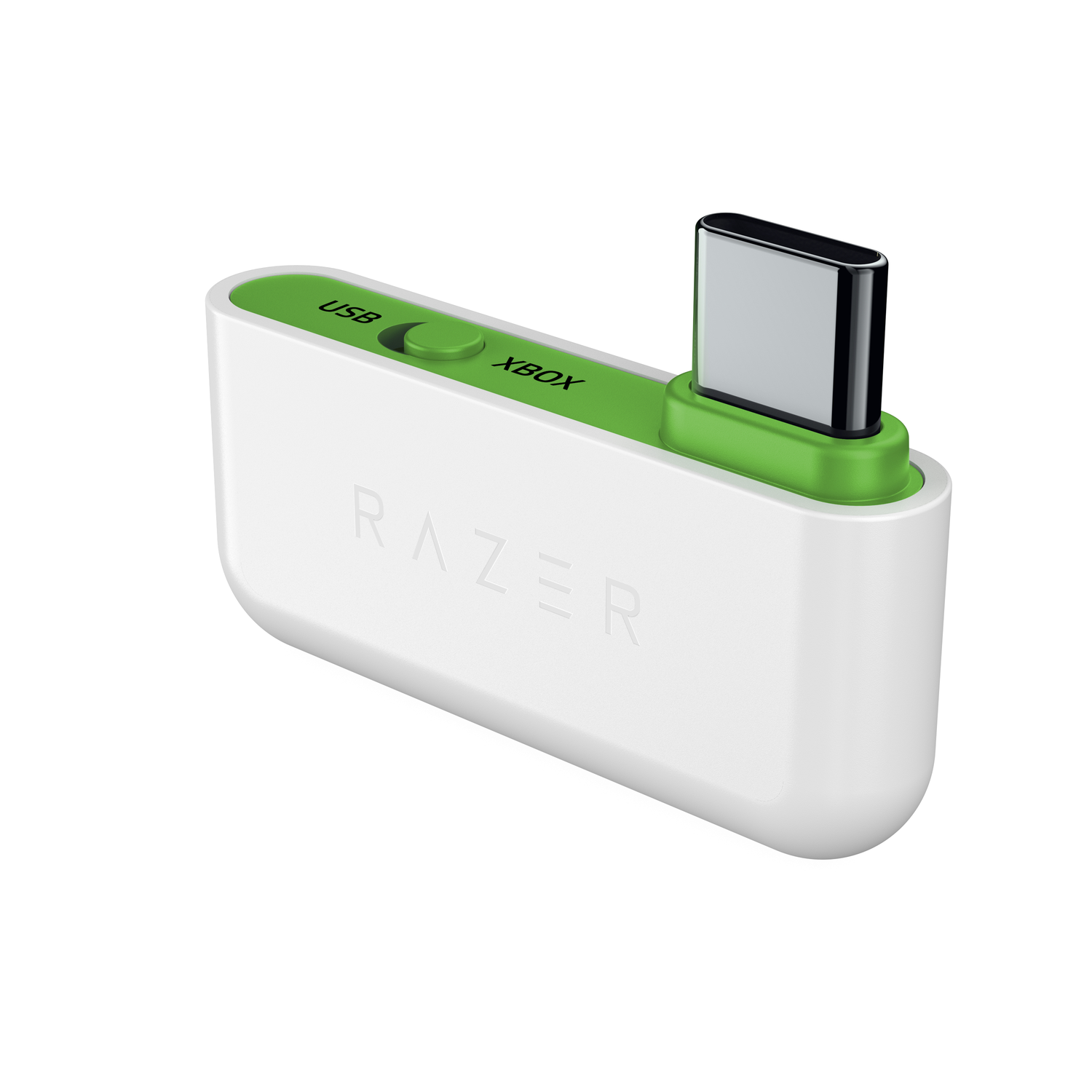 Un adaptateur USB Xbox blanc avec des accents verts. Il possède un port USB et un connecteur pour la console.