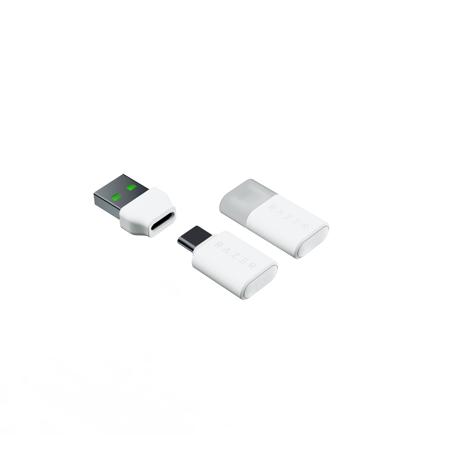 Drie witte Razer USB-adapters: een USB-A, een USB-C en de adapter.