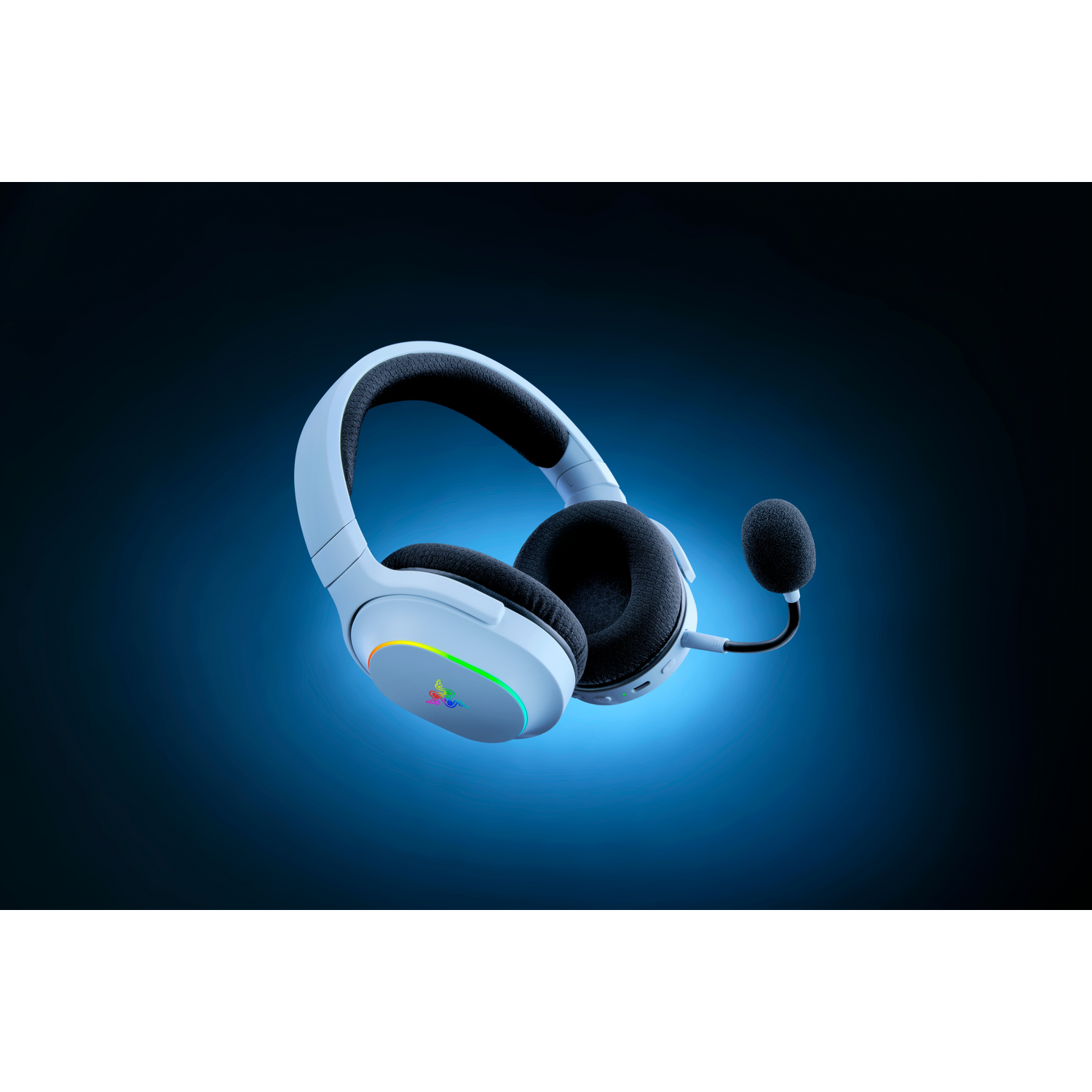 Witte gaming headset met microfoon. Blauwe achtergrond. Razer logo met regenboogkleuren.